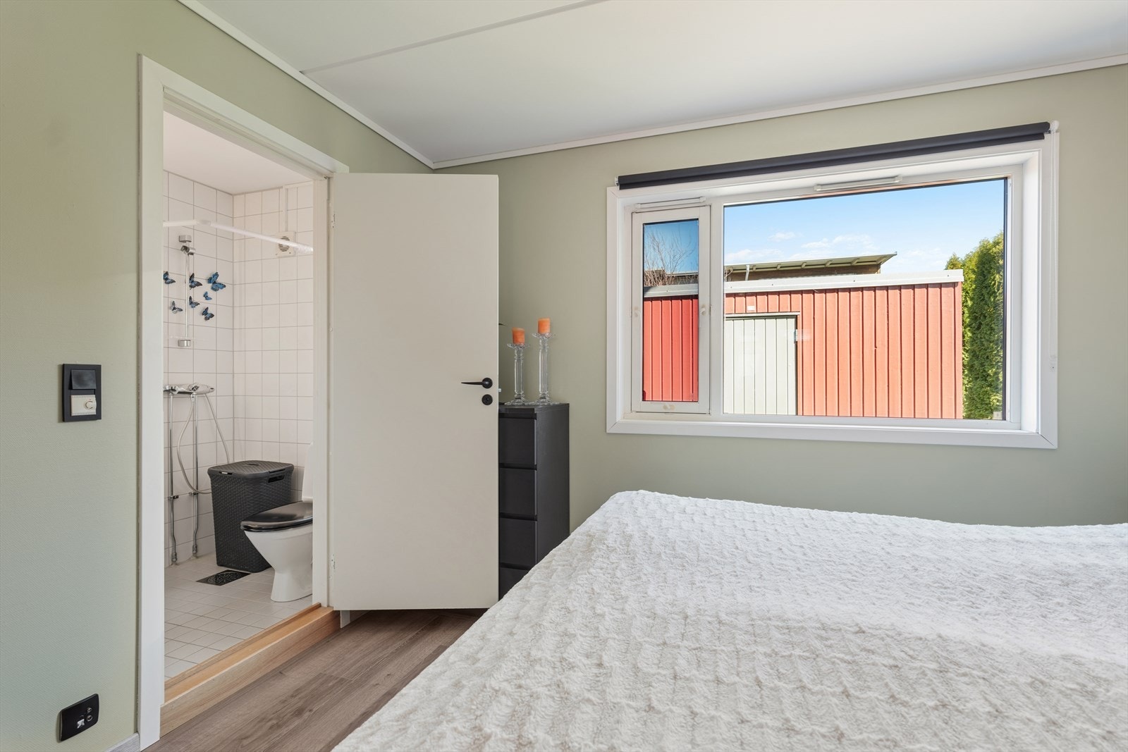 Fra soverommet er det direkte adkomst til det minste badet. Galleribilde