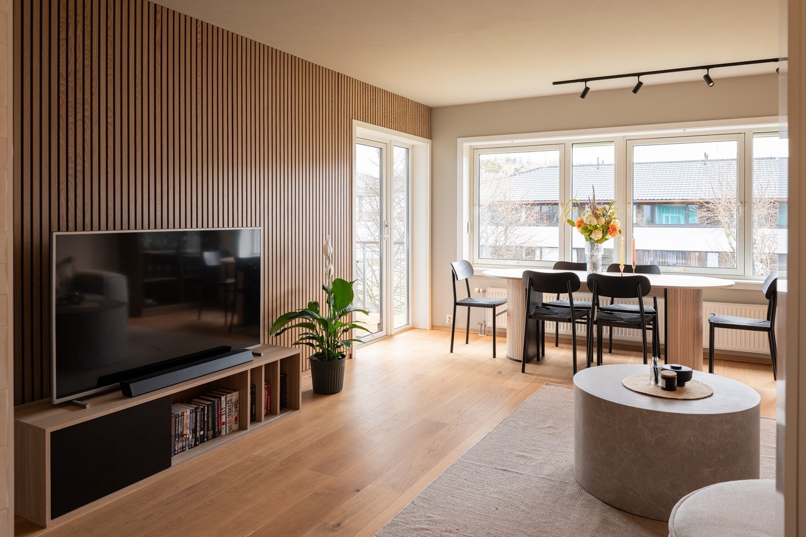 Det er mye inkludert i de månedlige felleskostnadene. Inkludert får du kommunale avgifter, renter på fellesgjeld, a-konto varme/varmt vann mm. Galleribilde
