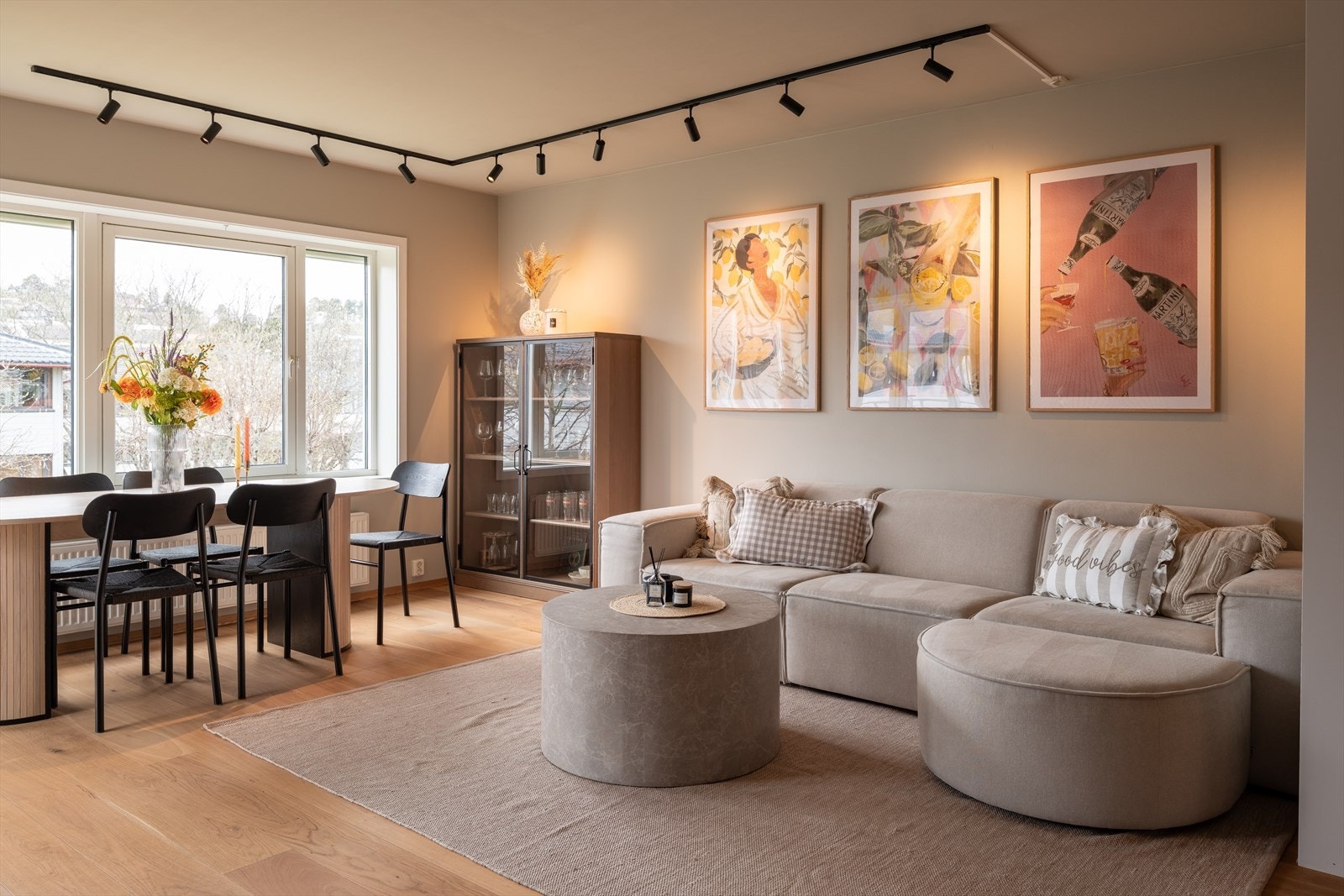 Her får du en rekke gode kvaliteter som parkering i carport, fjernvarme og ekstern bod. Galleribilde