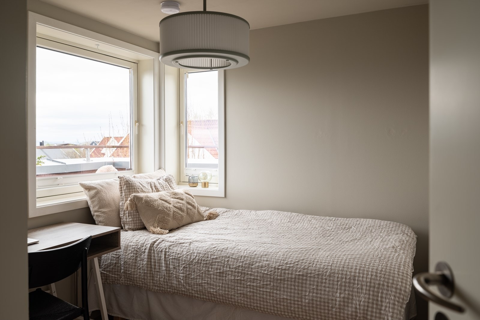 Det andre soverommet er på 6,5m². Med endebeliggenhet får det rikelig med naturlig lysinnslipp. Galleribilde
