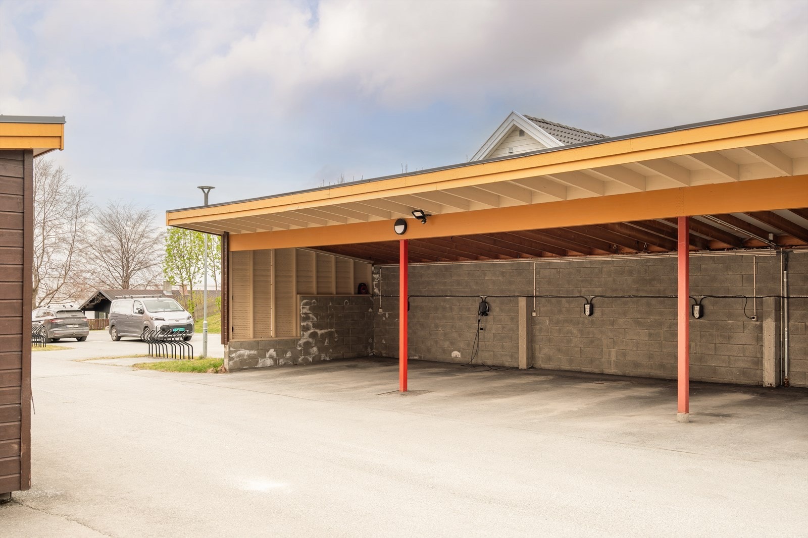 Videre disponerer man parkeringsplass i carport med opplegg for elbillader. Galleribilde