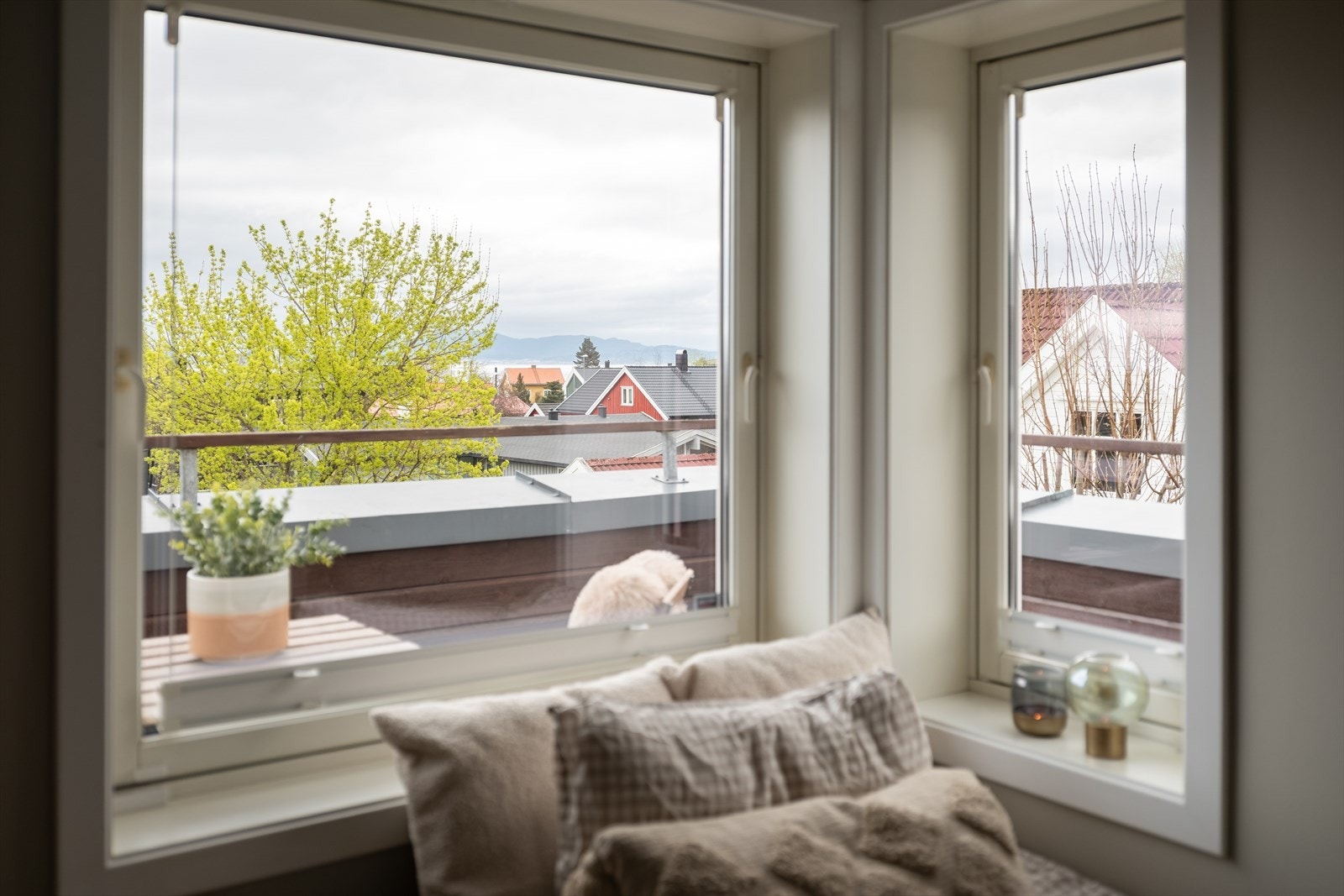 Fra leiligheten kan man skimte Trondheimsfjorden. Galleribilde