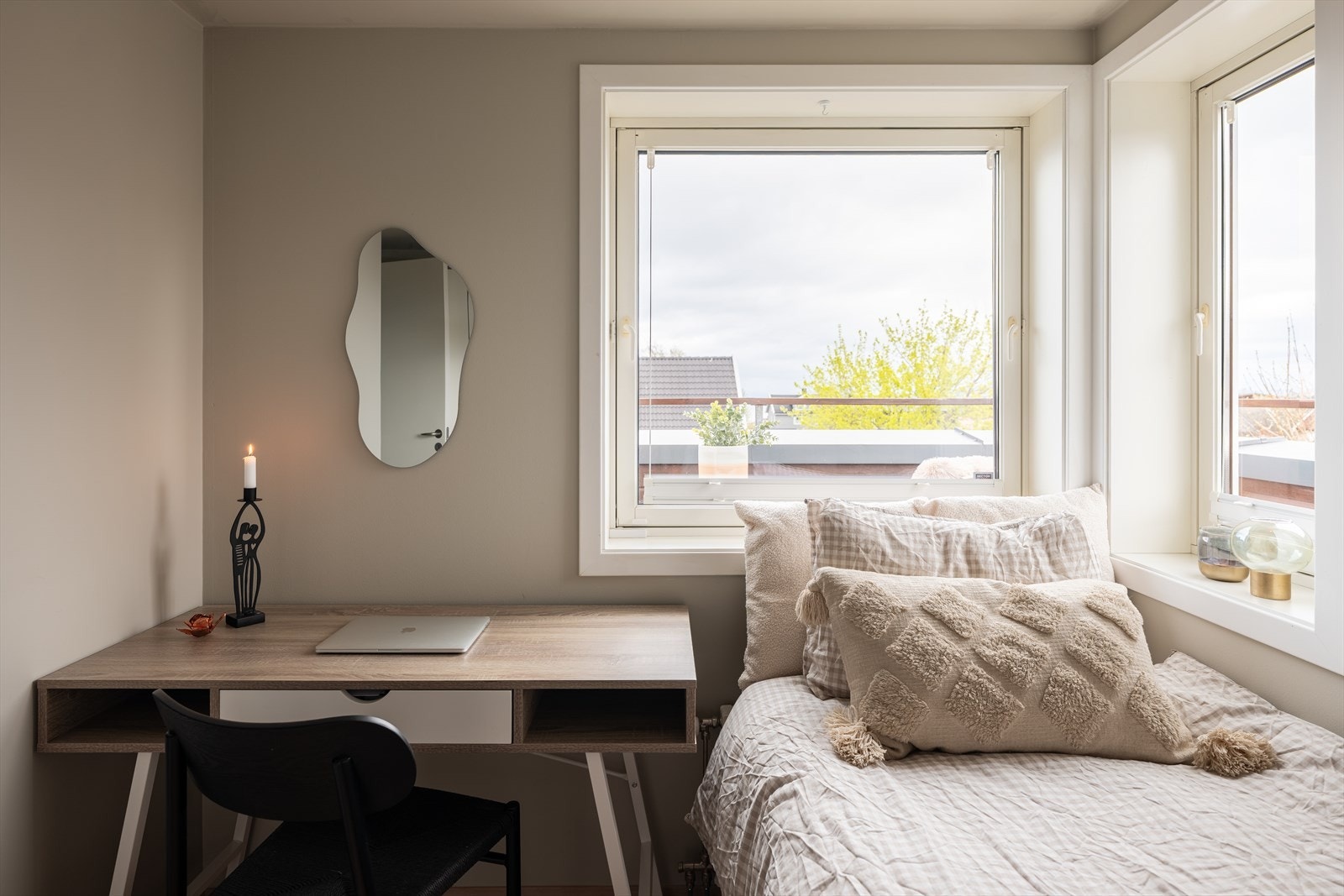 Rommet kan fint benyttes som både kontor og soverom. Galleribilde