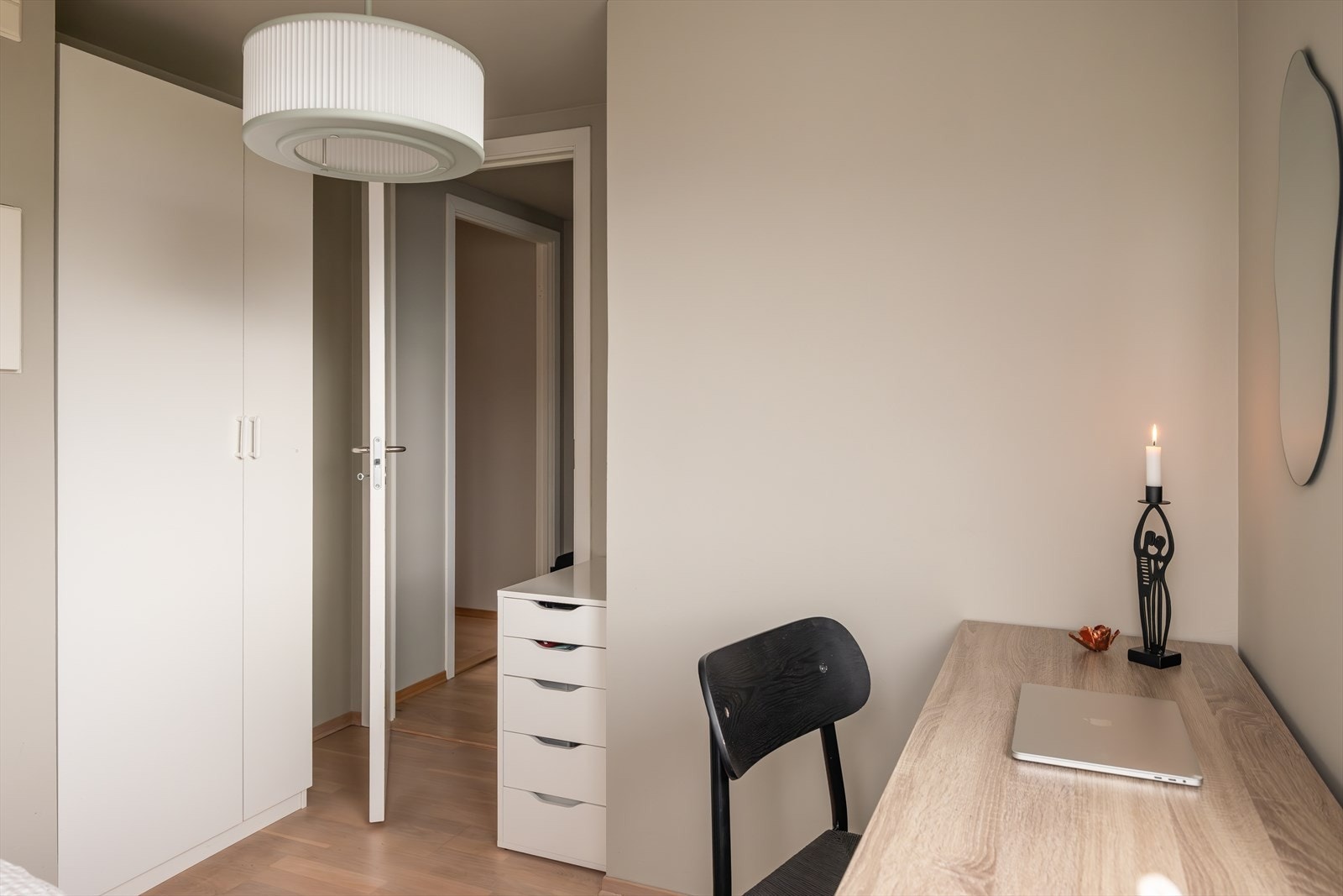 Også her medfølger garderobeskap. Galleribilde