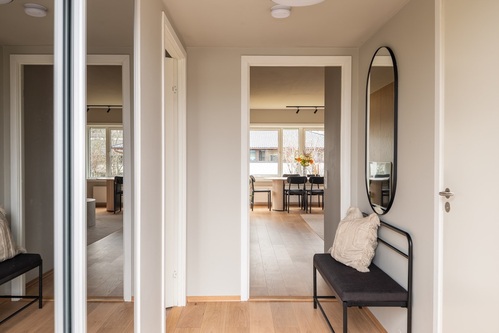 Når man kommer inn i boligen trer man inn i en praktisk entré med skyvedørsgarderobe. Galleribilde