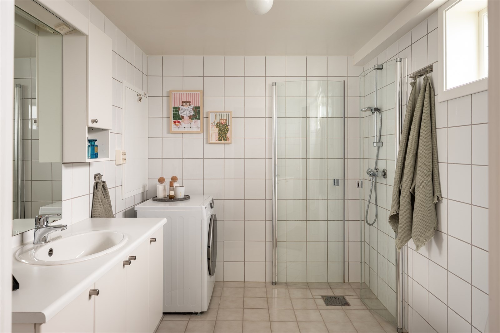 Badet har et areal på hele 6m². Her får du moderne fasiliteter som innfellbare dusjdører, opplegg for vaskemaskin og varme i gulv. Galleribilde