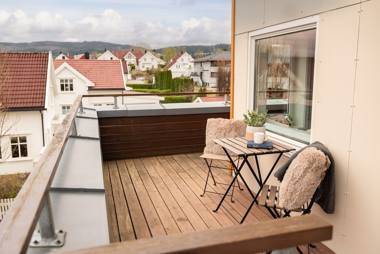 På fremsiden av boligen har man en svært romslig takterrasse på ca. 10m². Galleribilde
