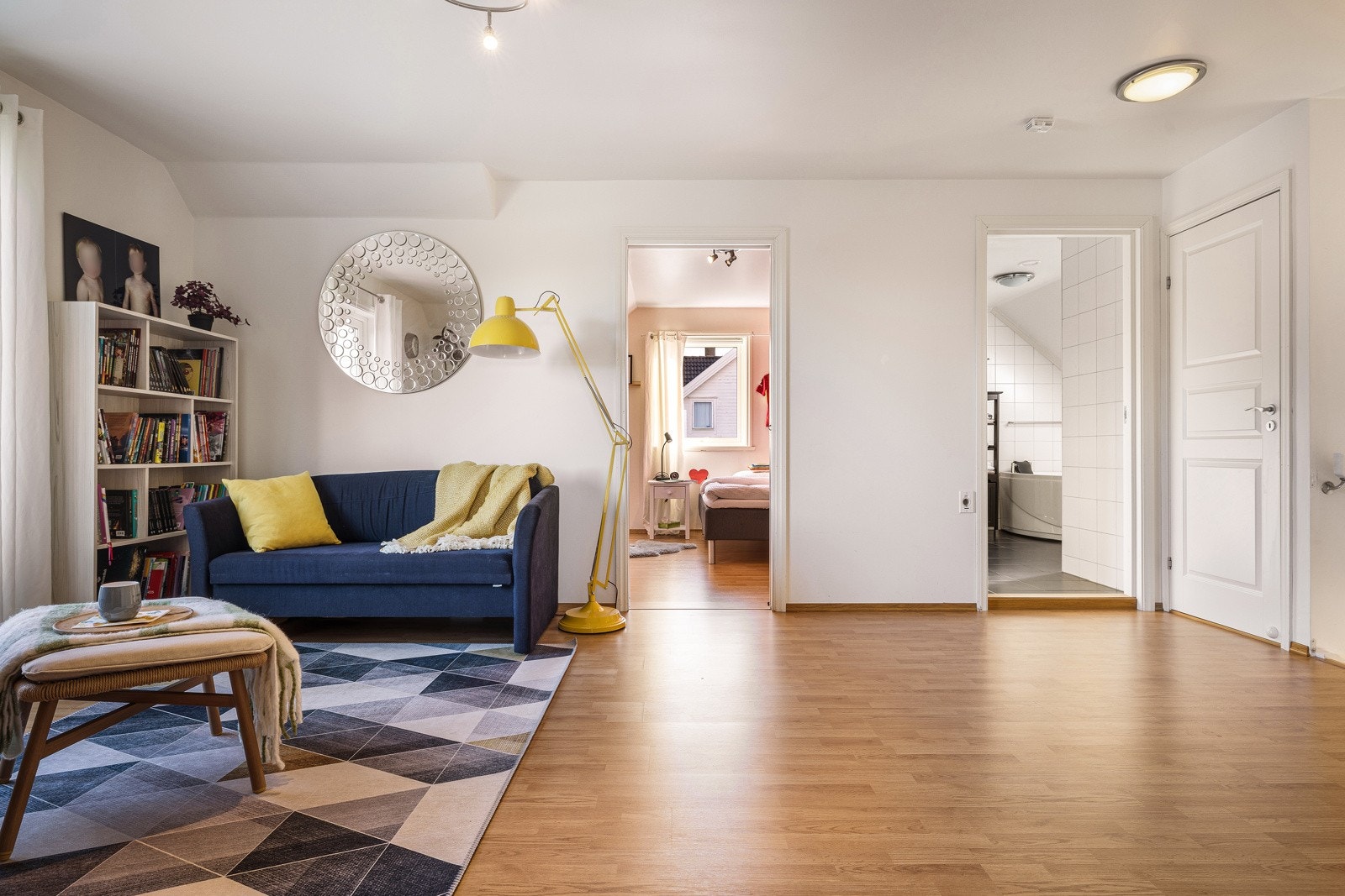 - Etasjen består av 3 soverom, et bad, loftstue samt en praktisk bod på 2,7m² - Galleribilde