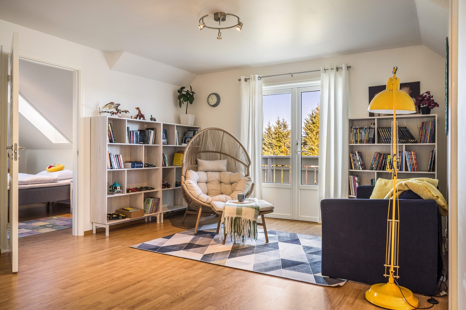 - Stor og romslig loftstue på hele 22,8 m² - Galleribilde