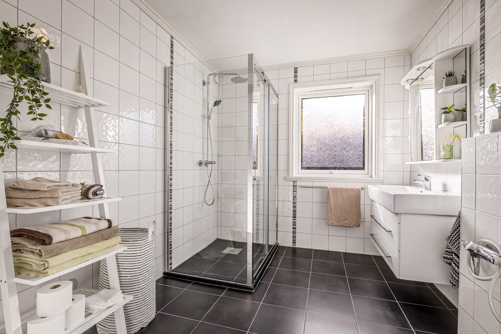 - Lekkert og stilrent bad målt til 6,8m² - Galleribilde