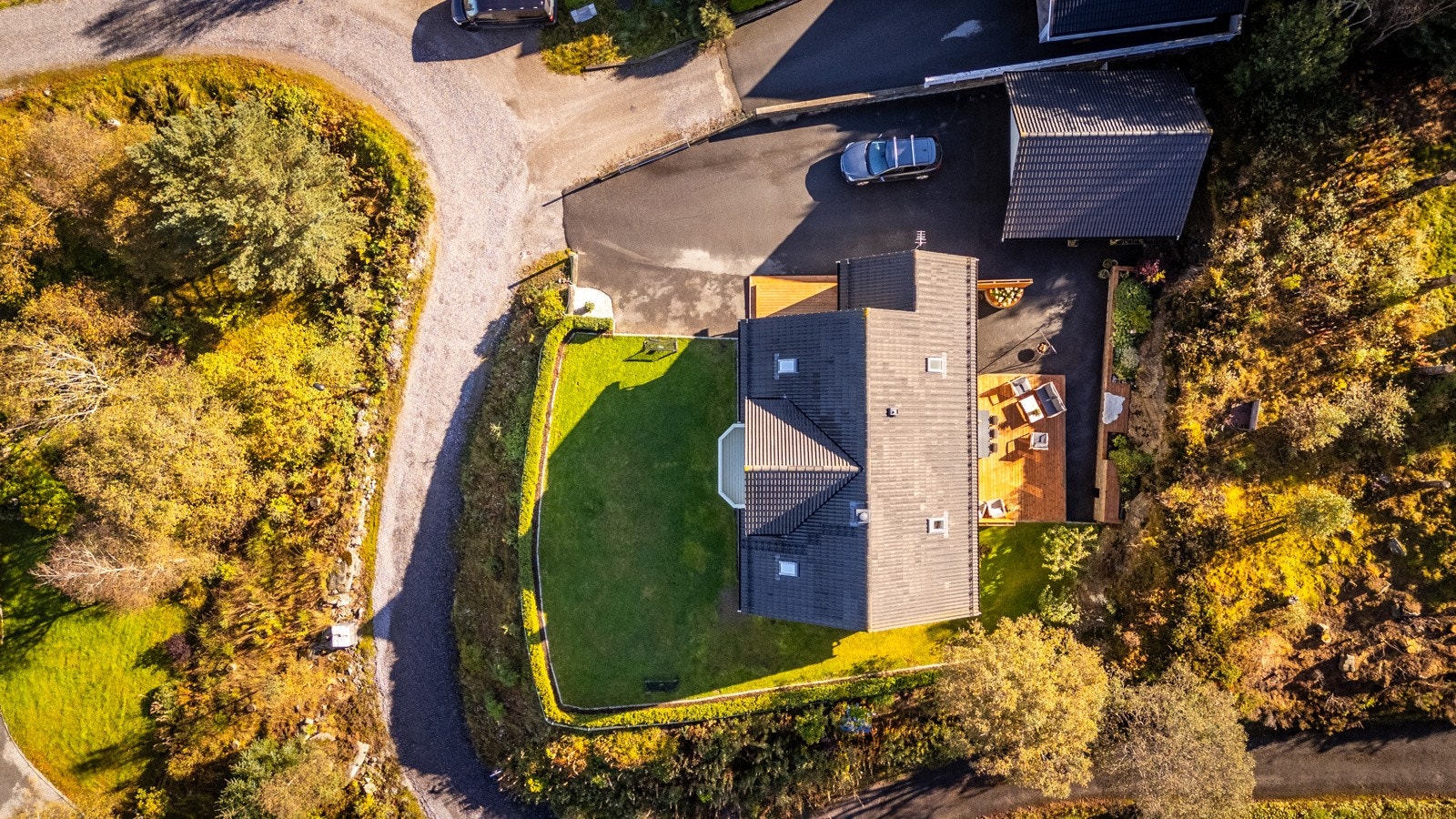 - Tomten er på 862 m² og er opparbeidet med asfalterte biloppstillingsplasser, terrasser, plen og diverse beplanting - Galleribilde