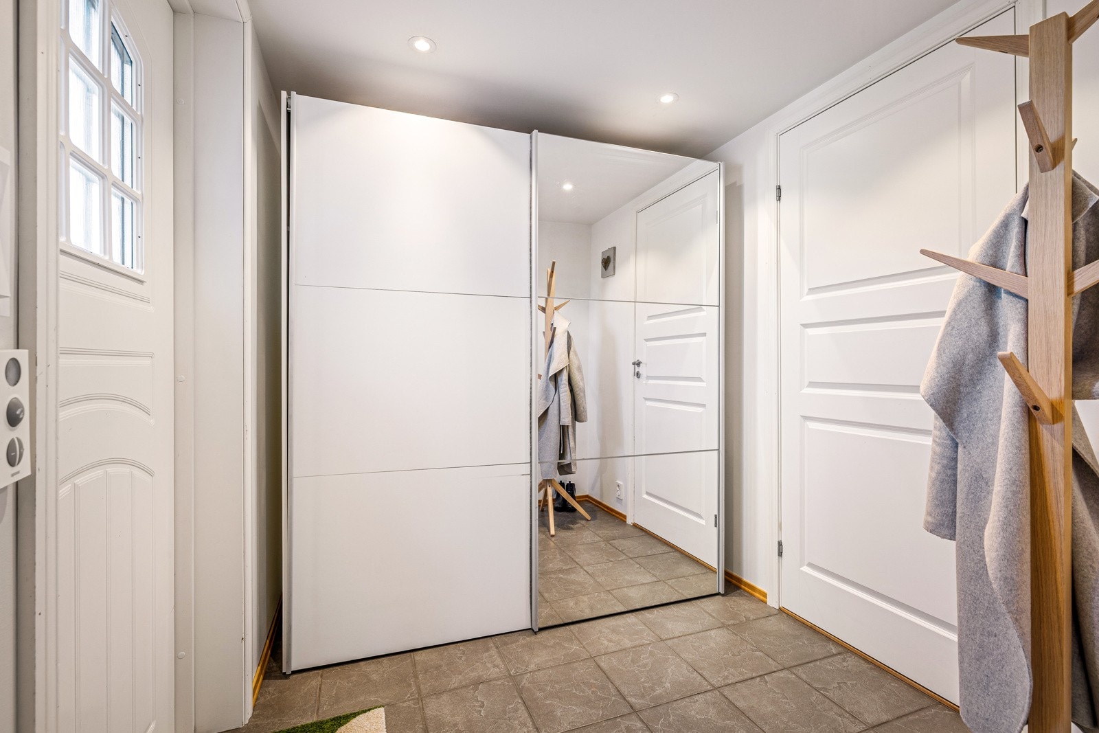 - Velkommen inn! Det første som møter oss er en lys og romslig entrè målt til 4,8m², med god plass til garderobeskap og oppheng av yttertøy - Galleribilde