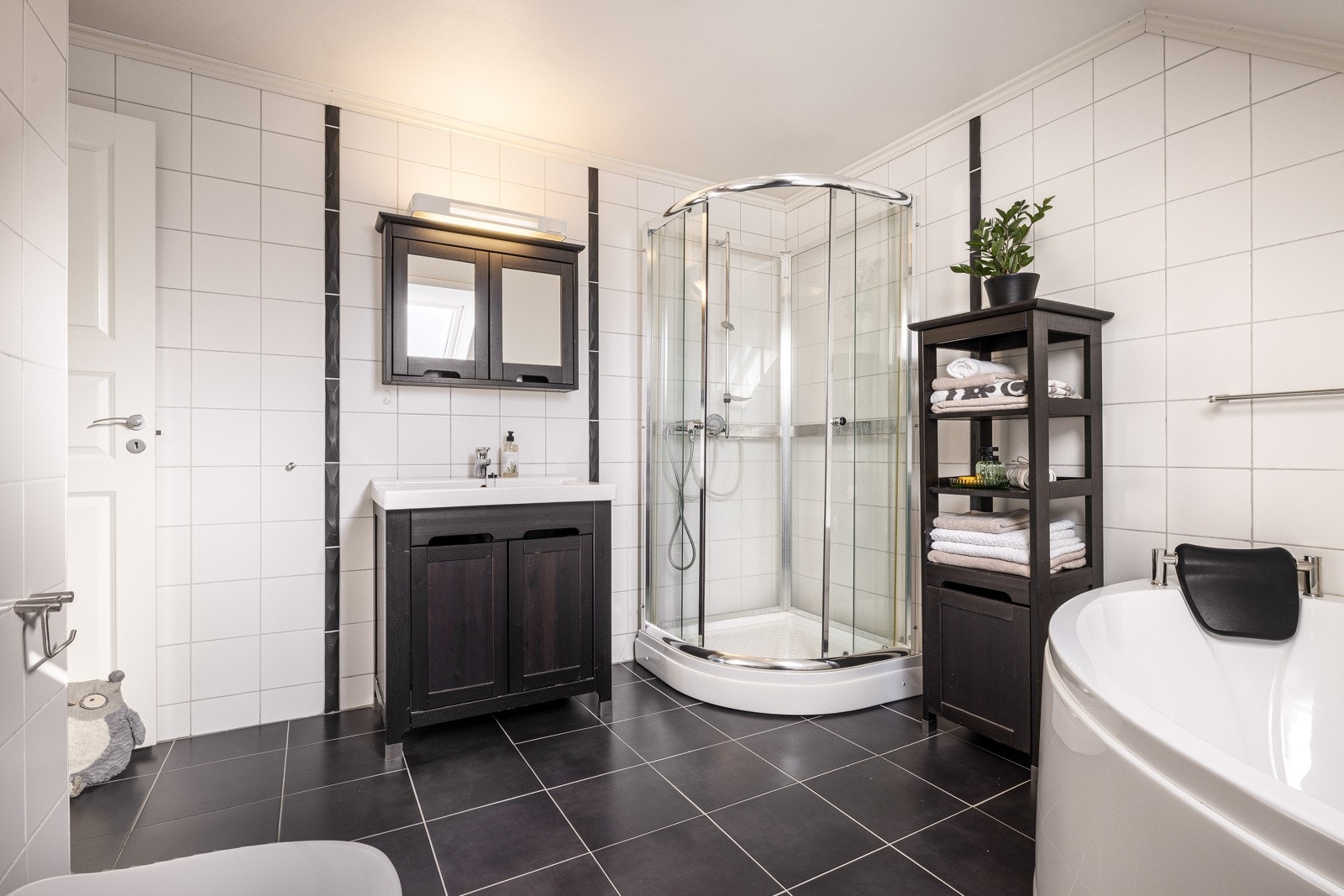 - Badet er utstyrt med vegghengt toalett, helstøpt servant med underskap og profilerte fronter, samt både dusjkabinett og badekar - Galleribilde