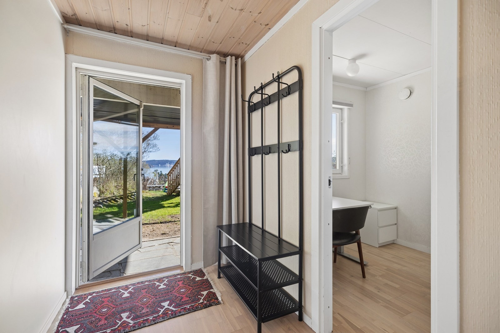 Underetasjen har egen utgang med dør direkte ut til en overbygget platting, som gir videre adkomst til hagen. Galleribilde