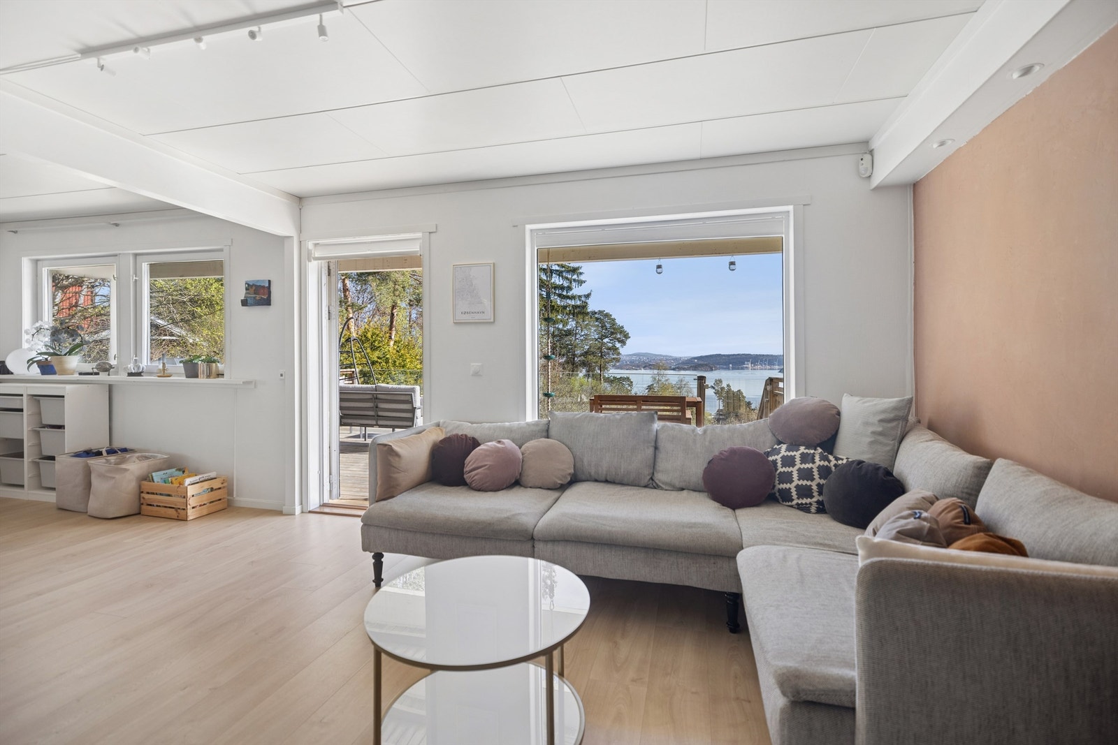 Stuen er av god størrelse med god plass til sofagruppe og spisemøblement i tilknytning til kjøkkenet. Galleribilde