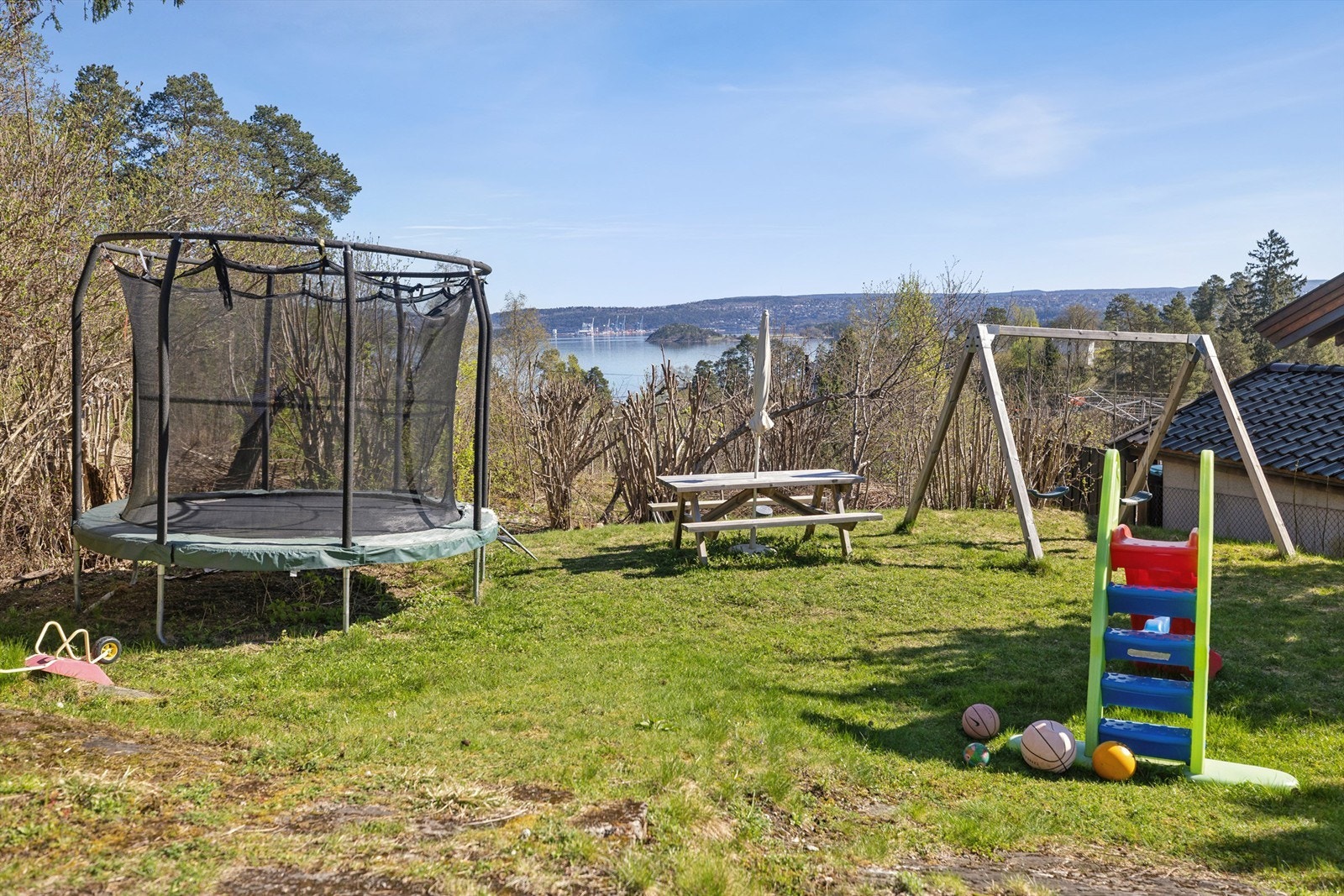 Hagen har gode arealer og byr på rikelig med boltreplass for barna, med god plass til blant annet trampoline og annen lek. Galleribilde
