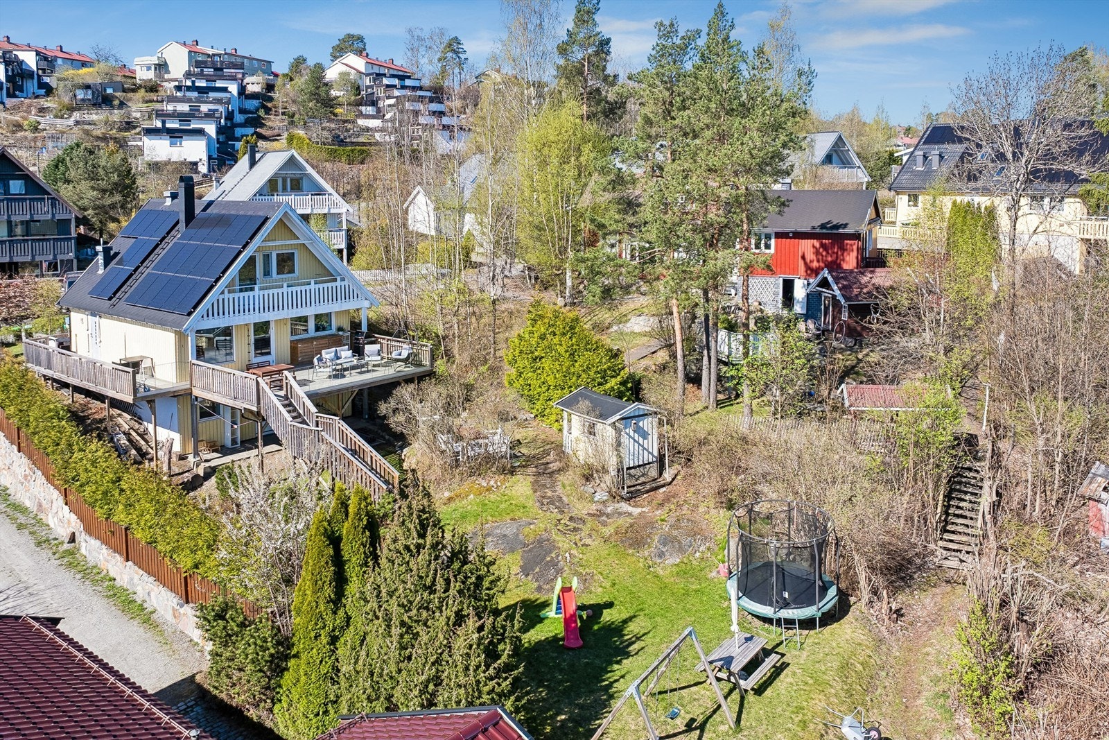 Stor og flott familiebolig med solrik og usjenert hage og en fantastisk fjordutsikt, Foto: Per O. Skjellnan v/Efkt. Galleribilde