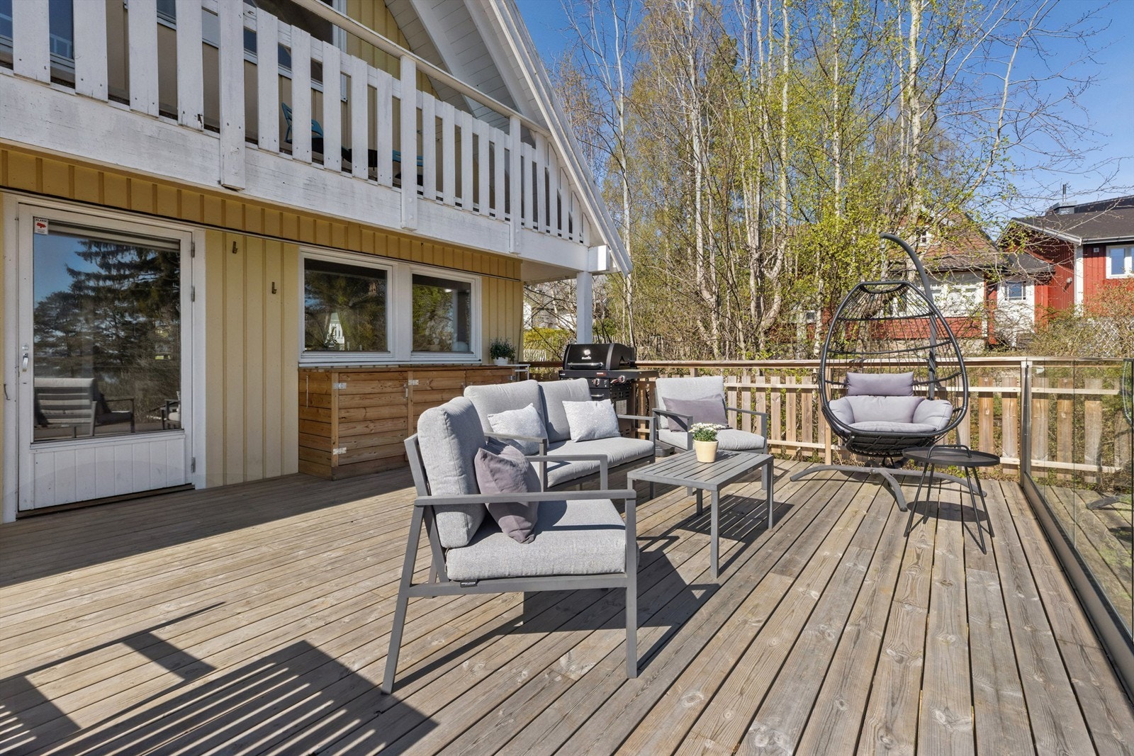 Stor og flott terrasse med gode møbleringsmuligheter. Et herlig sted å nyte deilige dager og svale kvelder. Galleribilde
