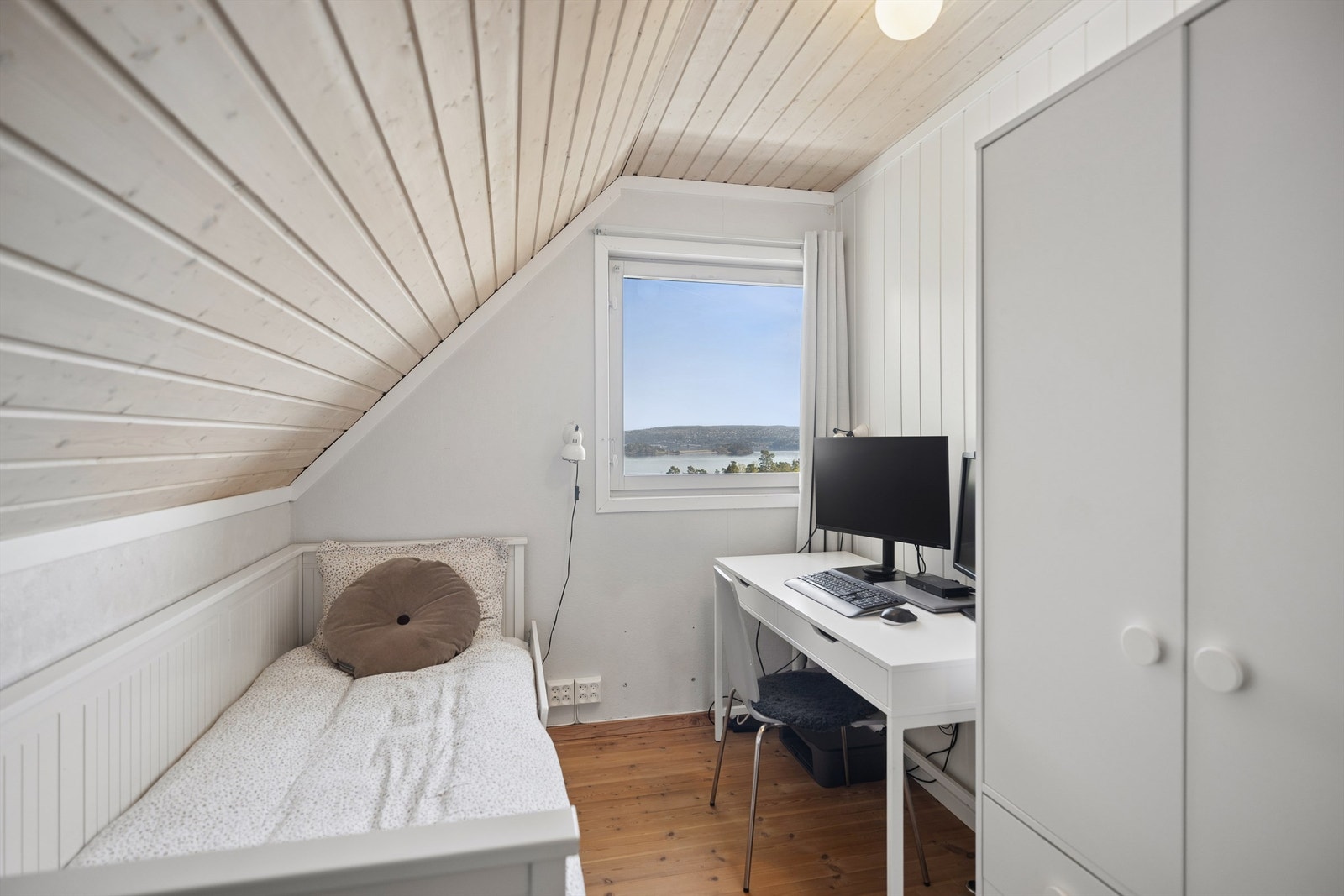 Soverom nr 2 i loftetasjen passer godt som barnerom, gjesterom eller kontor. Galleribilde