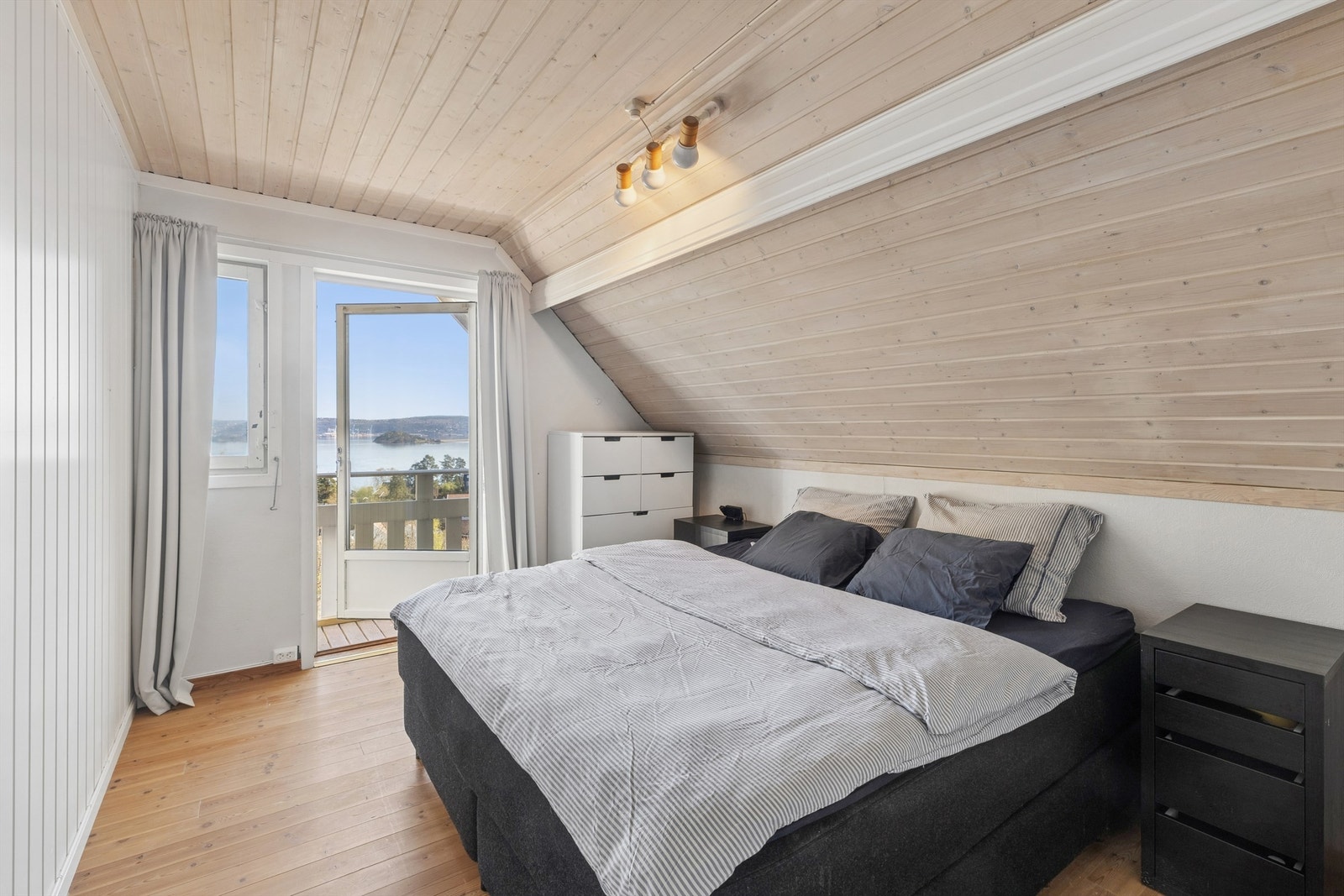Hovedsoverommet har god plass til en stor dobbeltseng med tilhørende nattbord. Herfra er det utgang til en usjenert, nordøstvendt veranda på ca. 6 kvm med vakker sjøutsikt Galleribilde