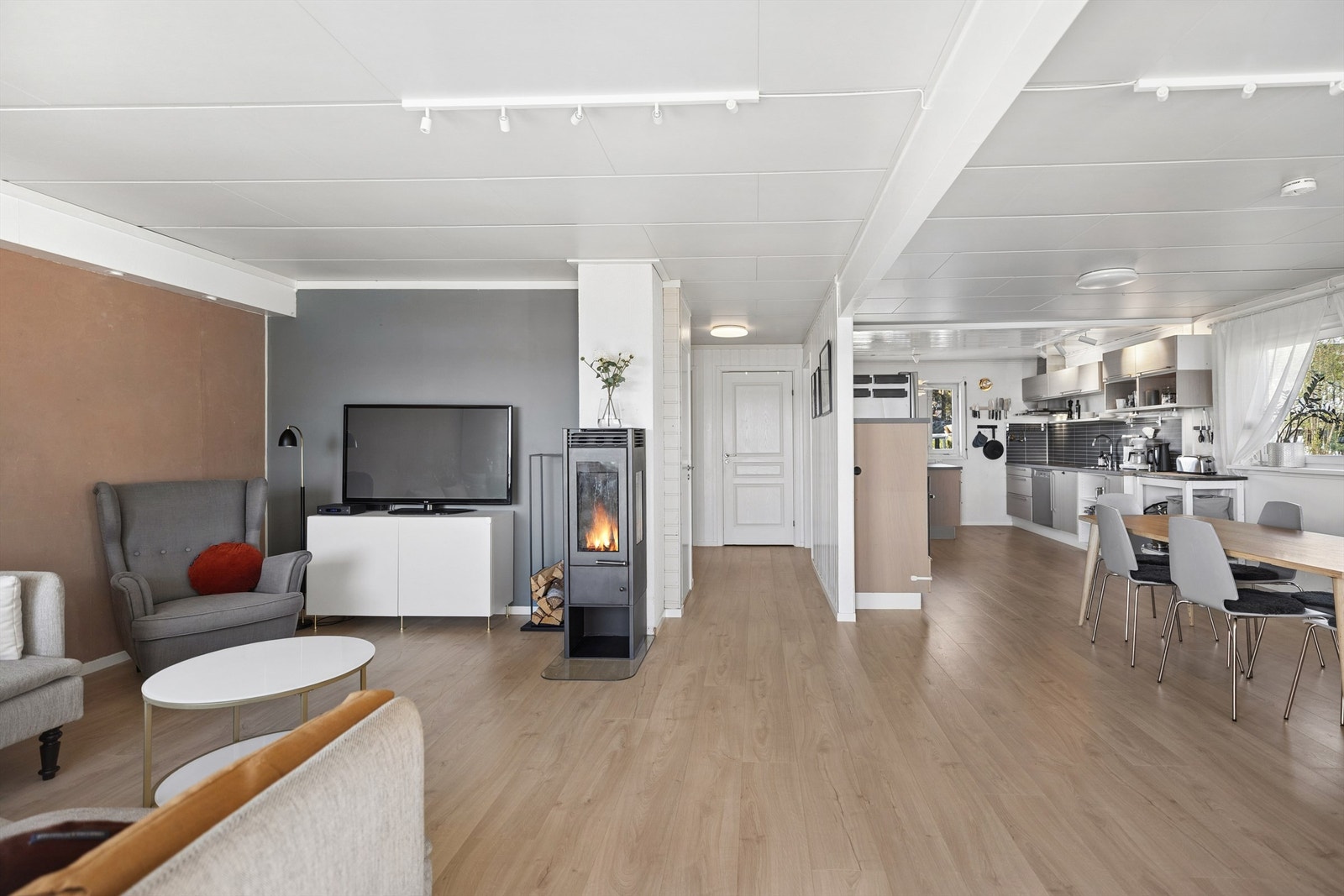 Kjøkken i åpen løsning mot stuen gir en luftig og sosial atmosfære. Her er det god plass til en romslig sittegruppe og en stor spiseplass, perfekt for både hverdag og fest. Galleribilde