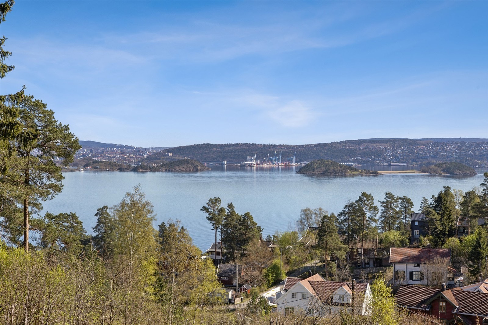 Vidstrakt utsikt mot fjorden og Oslo. Galleribilde