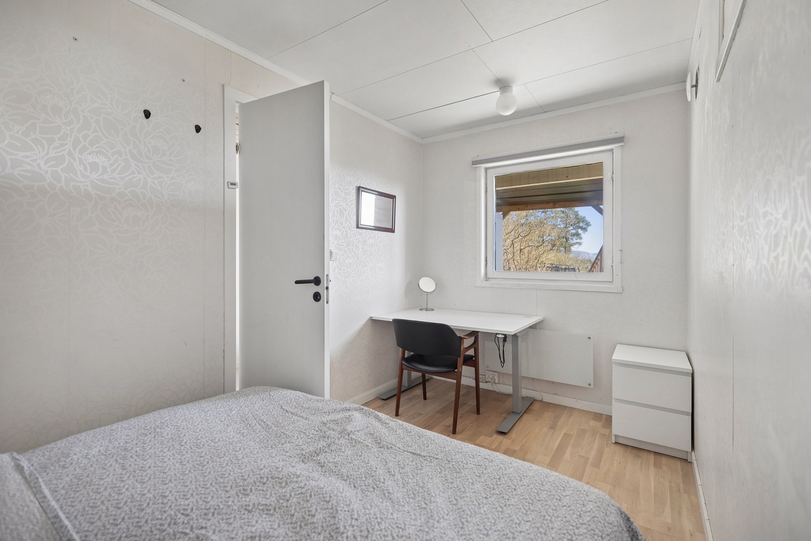 Rommet fremstår lyst og trivelig, og egner seg godt som gjesterom, barnerom eller kontor etter behov. Galleribilde