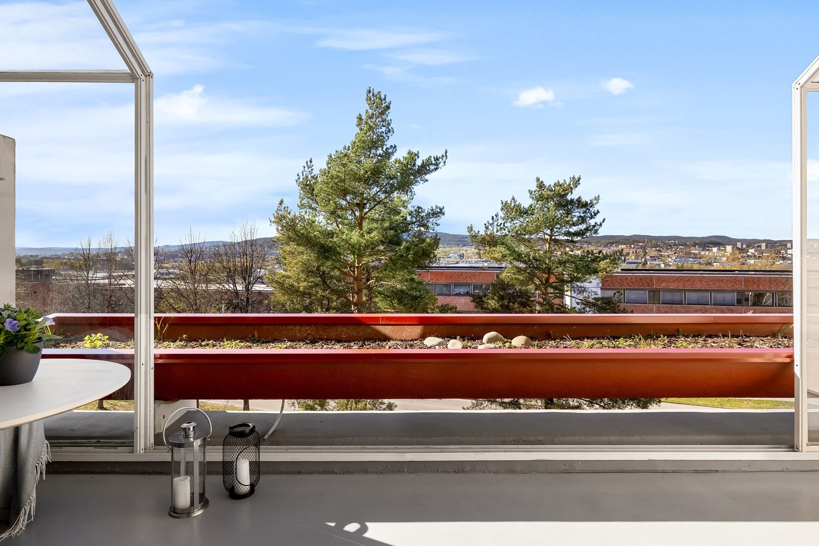 Fra stuen er det utgang til en nordvestvendt, innglasset balkong på ca. 13 kvm. Galleribilde