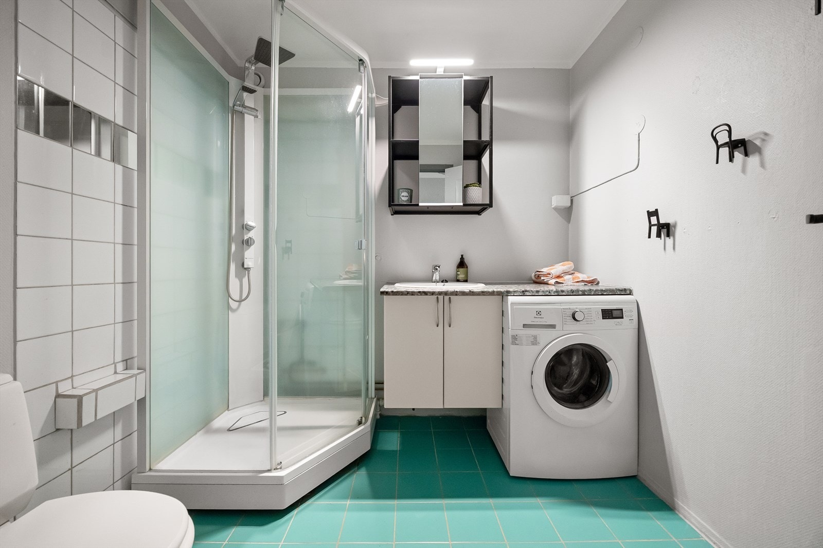 Badet fremstår som praktisk og romslig, med en god størrelse som gir komfort i hverdagen. Galleribilde