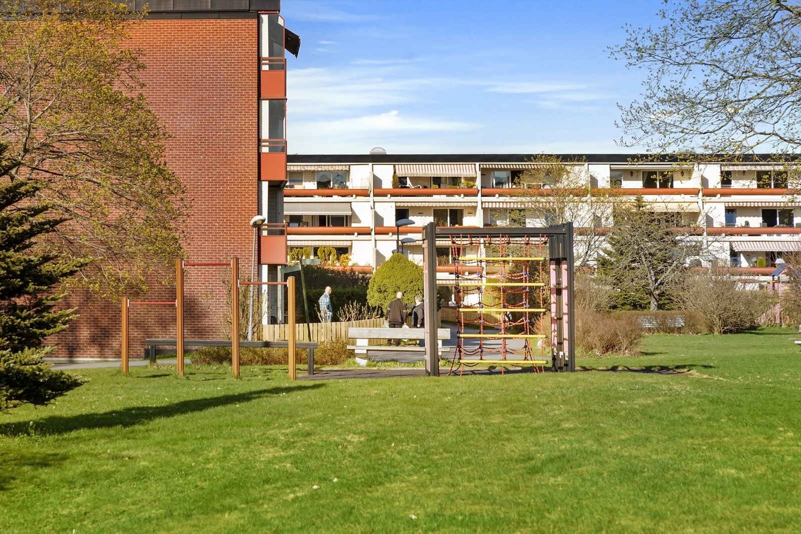 Grønne og velstelte fellesområder med lekeplass - et hyggelig og sosialt uteområde for både små og store. Galleribilde