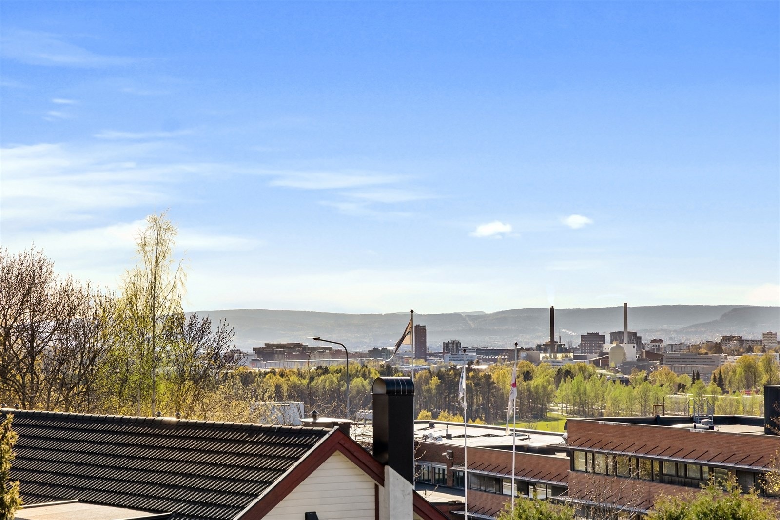 Nydelig utsikt også på dagtid - med åpent utsyn og gode solforhold som gir en lys og luftig atmosfære. Galleribilde