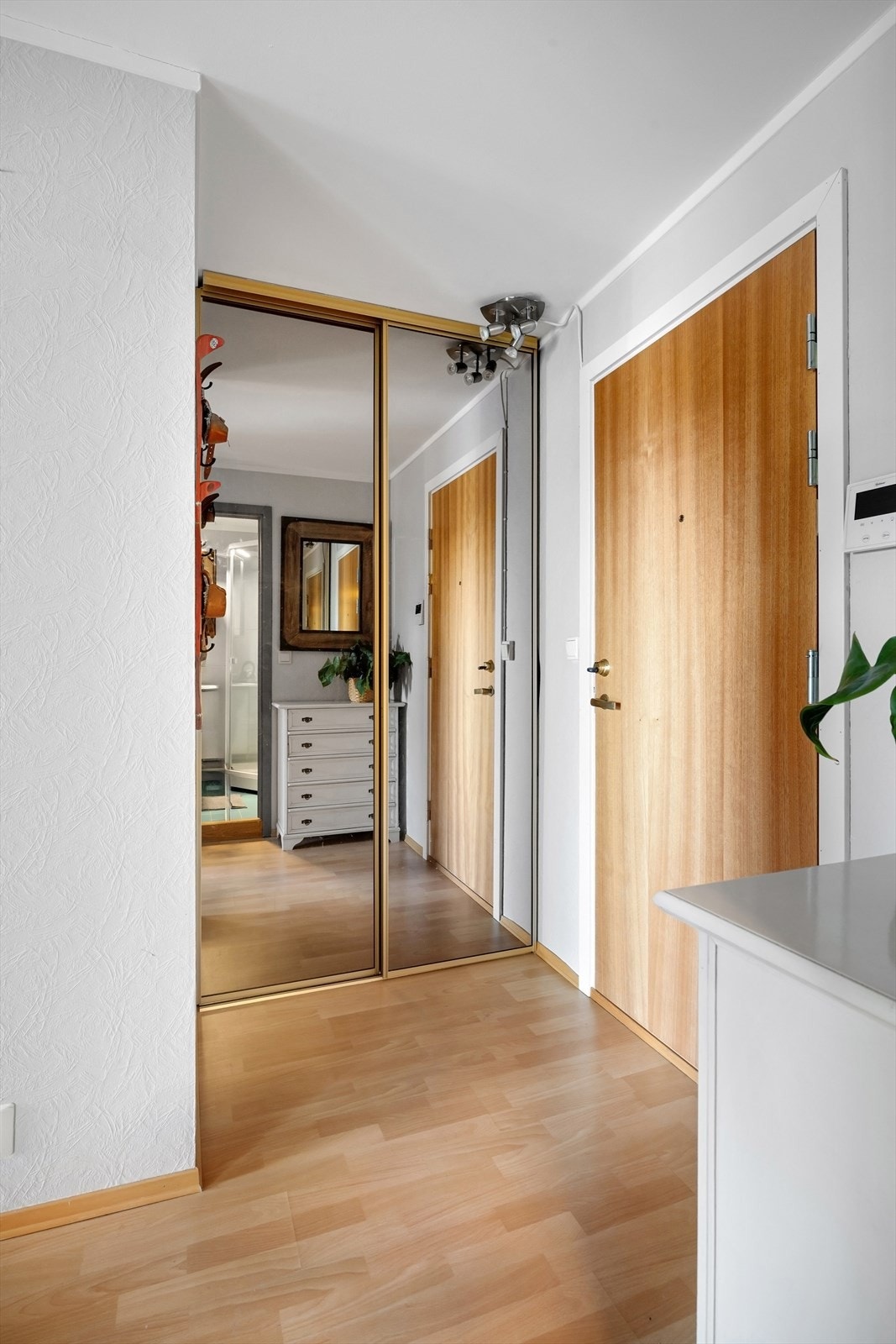 Det er montert skyvedørsgarderobe med god oppbevaringsplass i entréen, med praktisk plass til yttertøy og sko ved inngangspartiet. Galleribilde