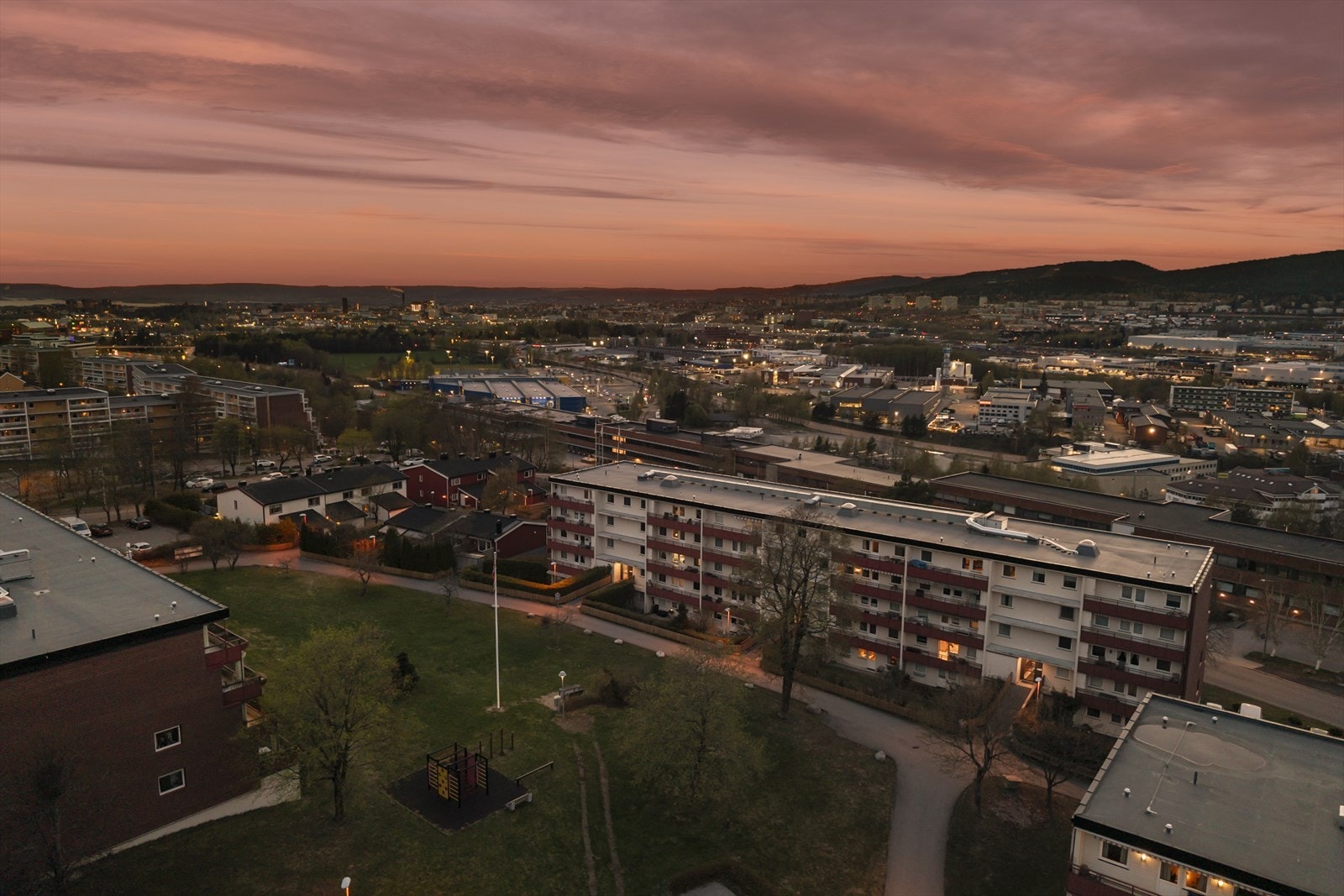 Ca. 4 minutters gangavstand til T-bane og bussforbindelser - som gir en enkel og effektiv hverdag med gode kollektivtilbud rett i nærheten. Galleribilde