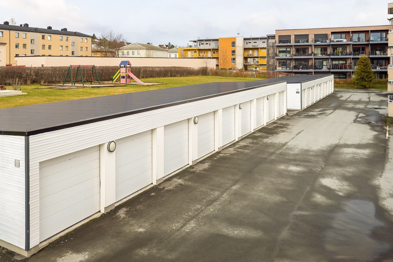 Det er 18 garasjer i borettslaget. Disse leies ut til andelseiere. Ledige garasjer annonseres av styret og tildelingen skjer etter ansiennitet. Se vedtekter ved leie av parkering. Det er forøvrig oppstillingsplasser på fellestomt. Galleribilde