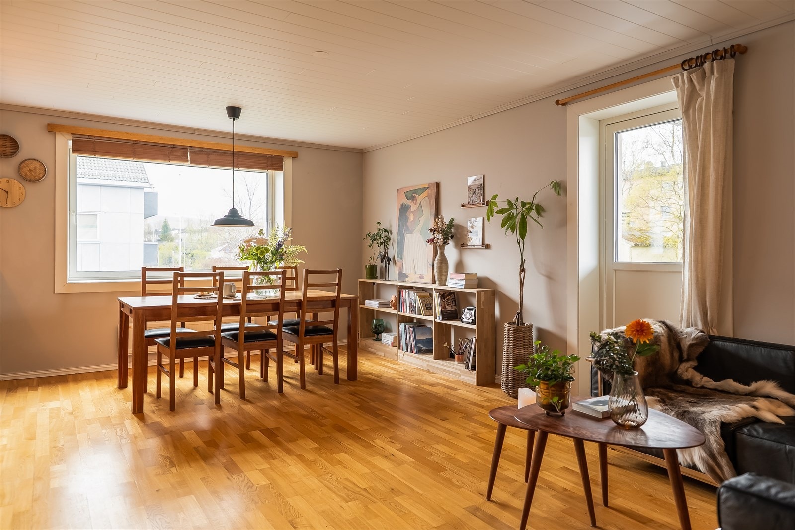 Leiligheten byr på en innholdsrik planløsning med to gode soverom, romslig stue med åpen kjøkkenløsning, eget kontor og en stor balkong. Galleribilde