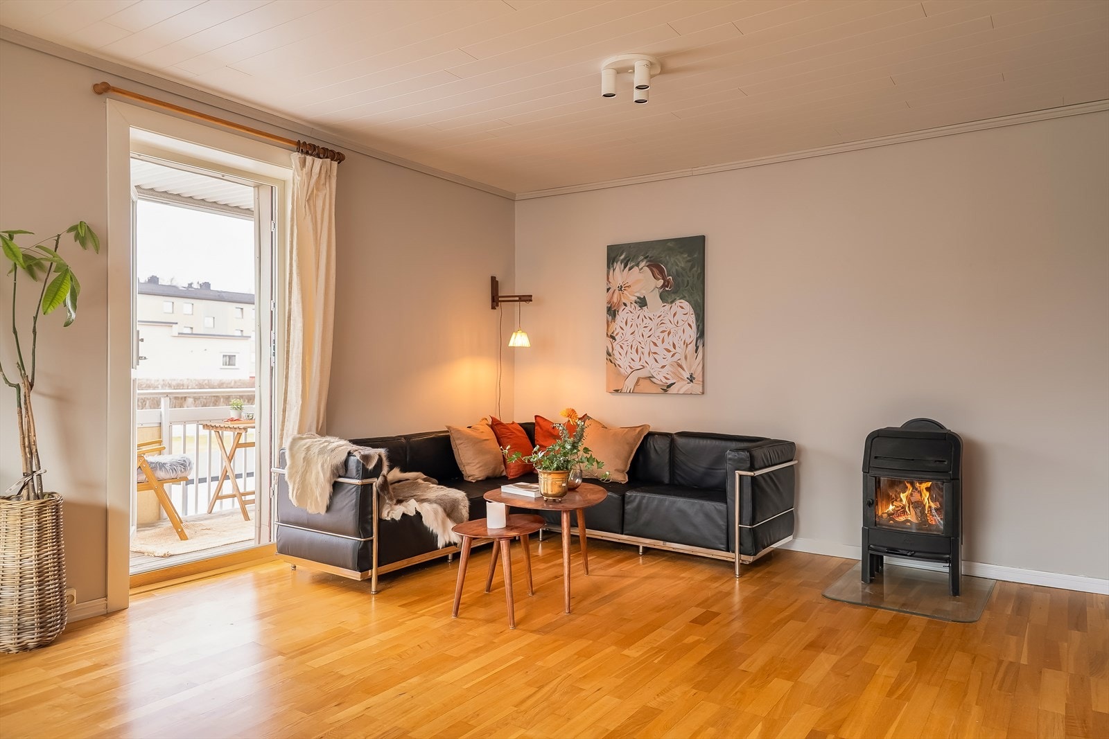 Stuen måler hele 23 m² og byr på gode muligheter til å innrede med både sofagruppe og øvrig møblement etter eget ønske. Galleribilde