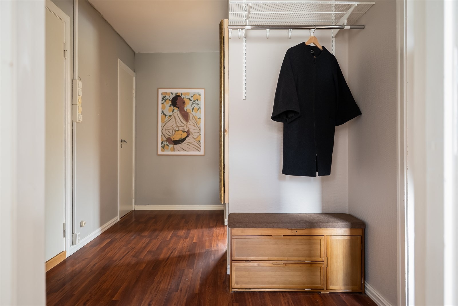 Ute i den romslige entrèen på 7,5m² er det gode oppbevaringsmuligheter for yttertøy og sko. Galleribilde