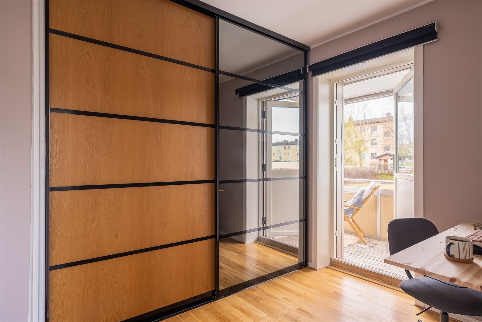 Inne på kontoret er det også etablert en praktisk skyvedørsgarderobe. Galleribilde