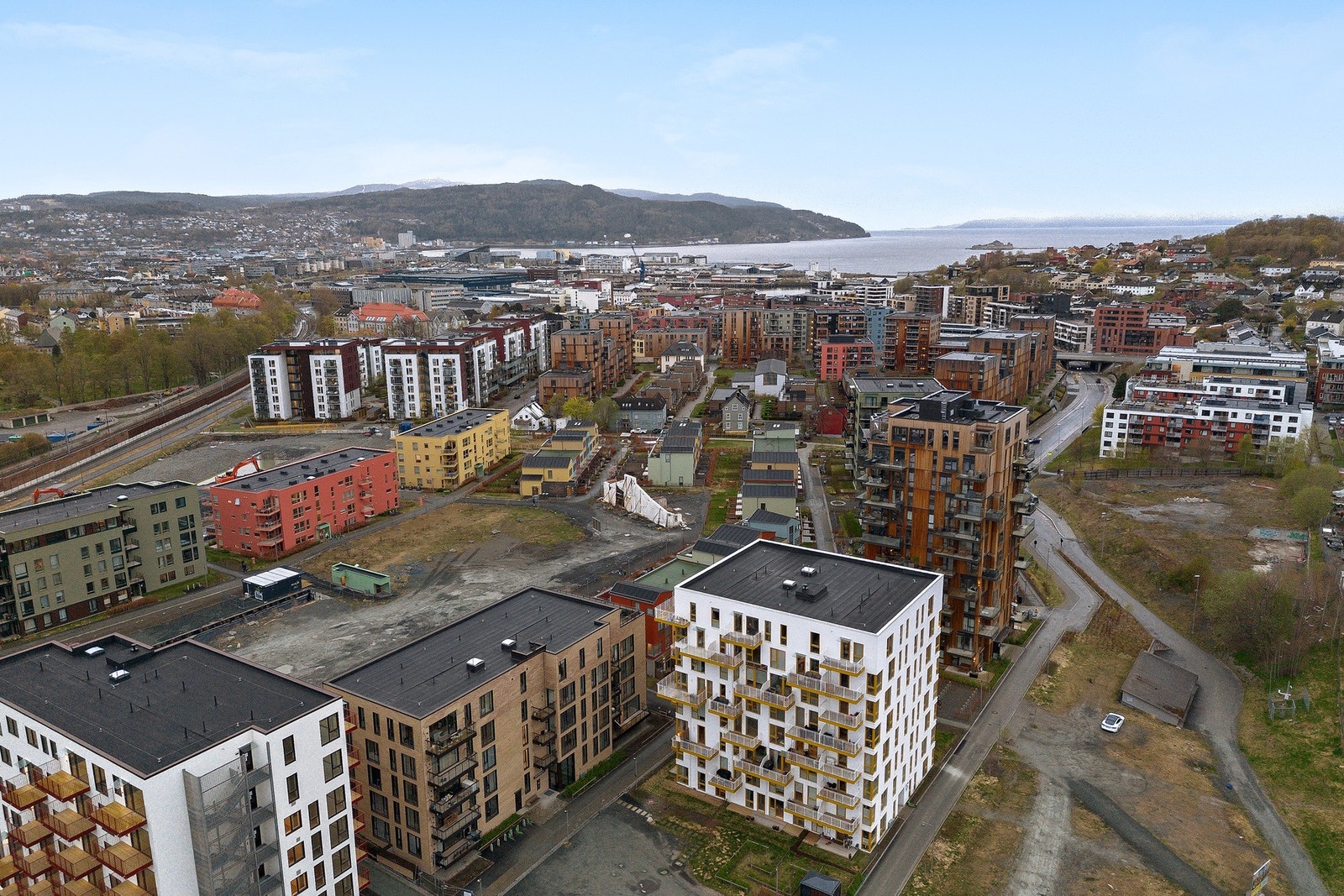 Lilleby er et utrolig fint område med gangavstand til City Lade, Sirkus Shopping, Solsiden, Ladestien, flere treningssentre, dagvligvarebutikkene Kiwi, Extra og Bunnpris, utendørs tennis- og padelbaner, fotballbaner, sandvolleyball, Havet, bademuligheter Galleribilde