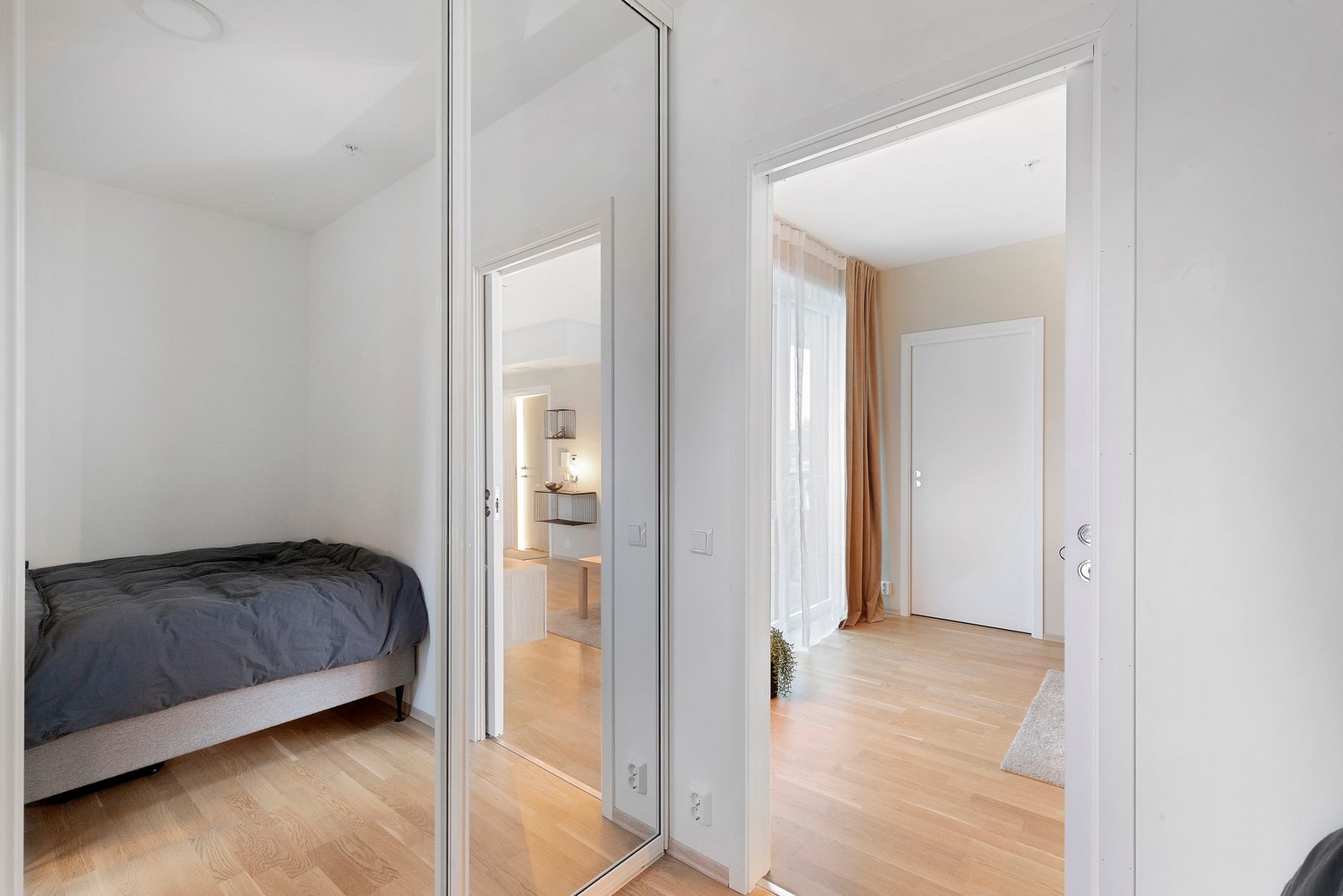 Det er også montert en stor skyvedørsgarderobe fra tak til gulv som gir godt med oppbevaringsplass Galleribilde