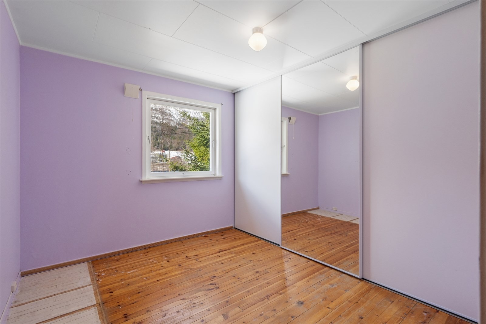 Hovedsoverommet er av god størrelse og utstyrt med en romslig skyvedørsgarderobe. Galleribilde