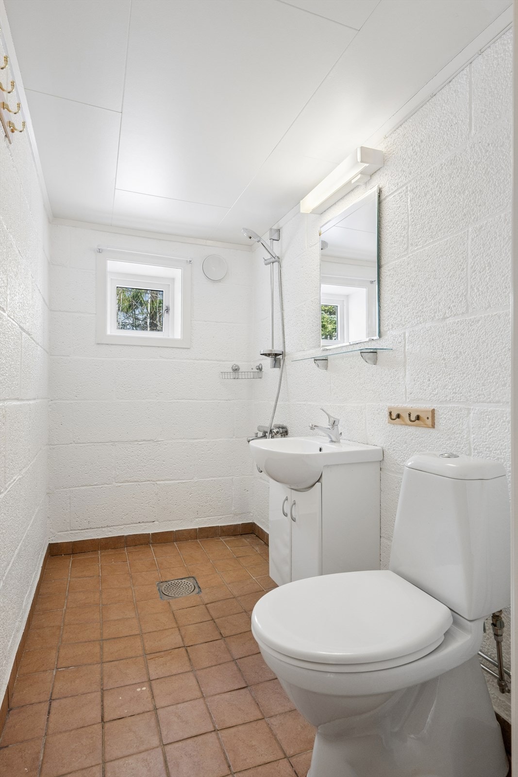 Badet i kjeller består av innredning med heldekkende servant, gulvmontert wc og dusjhjørne. Galleribilde