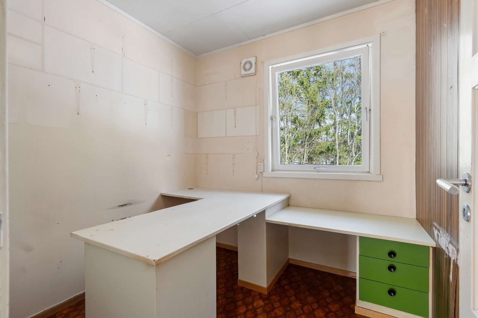 Boligen har flere boder som gir god plass til lagring og oppbevaring. Galleribilde