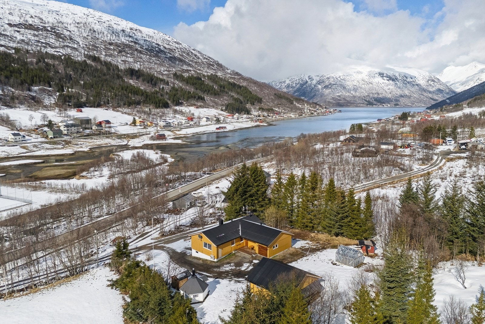 Beliggenheten er landlig, men med kun fem minutters gange til Kattfjord skole og barnehage. Galleribilde