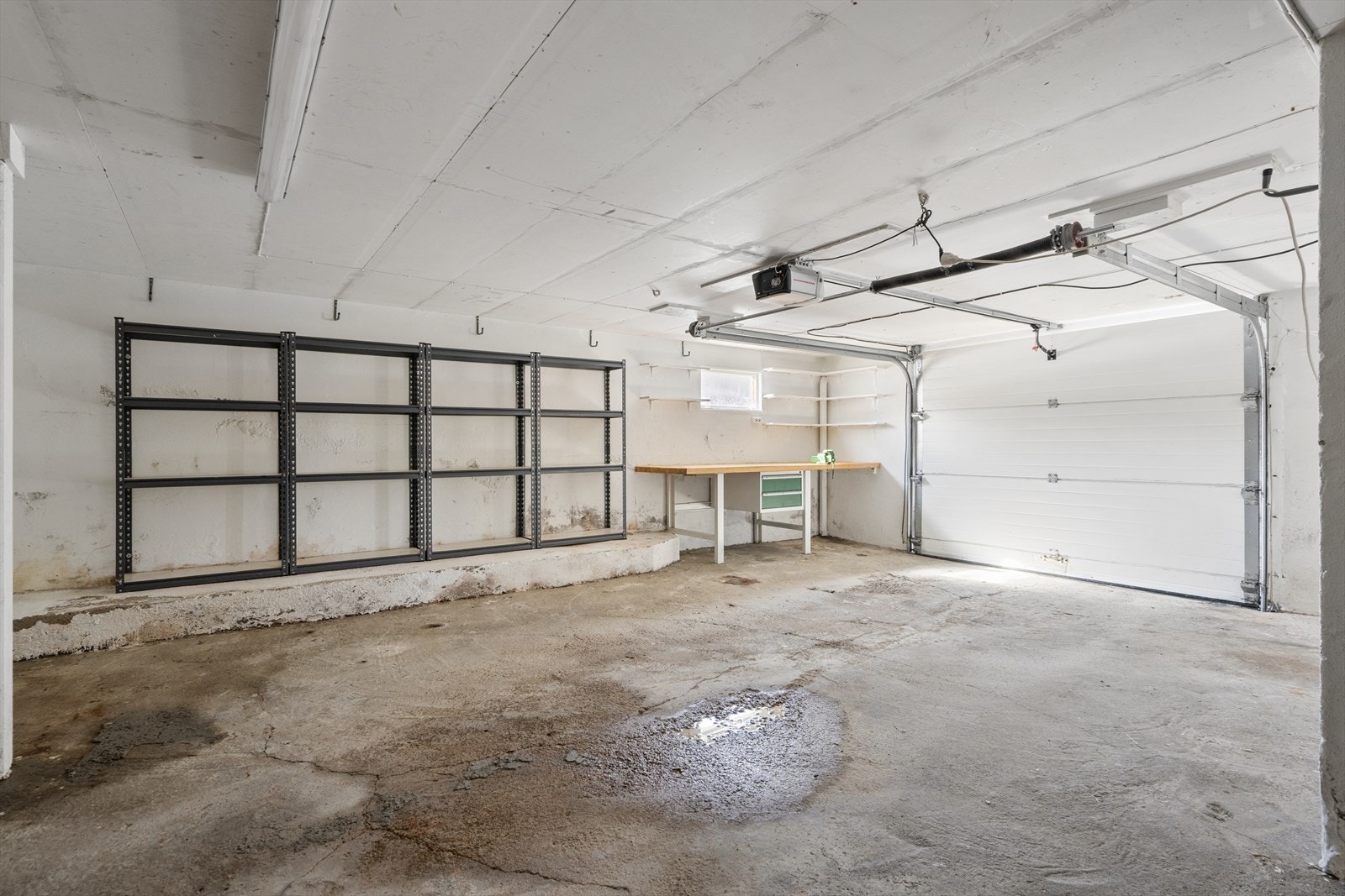 Romslig garasjerom i kjeller av boligen. Galleribilde