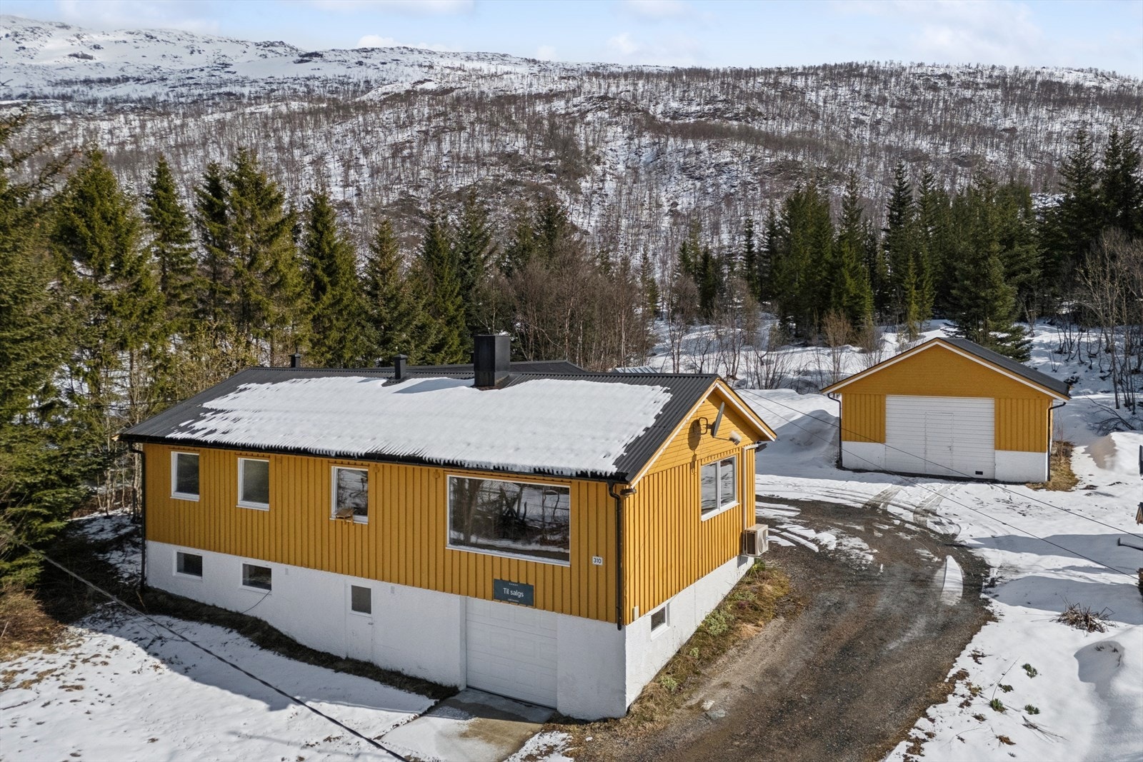 Sjøtunvegen 310 ligger fint til i Kattfjorden på Kvaløya, i et naturskjønt og landlig område. Galleribilde