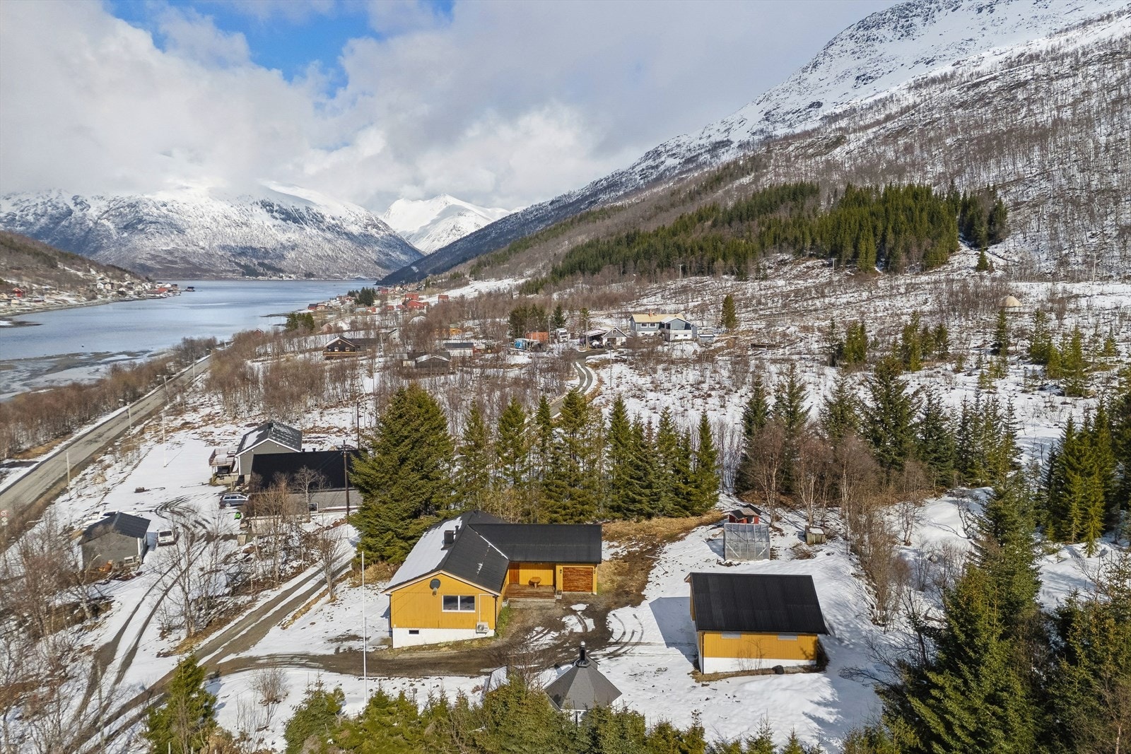 Eiendommen ligger med umiddelbar nærhet til fjord og fjell, og byr på nordnorsk kystnatur rett utenfor døren. Galleribilde