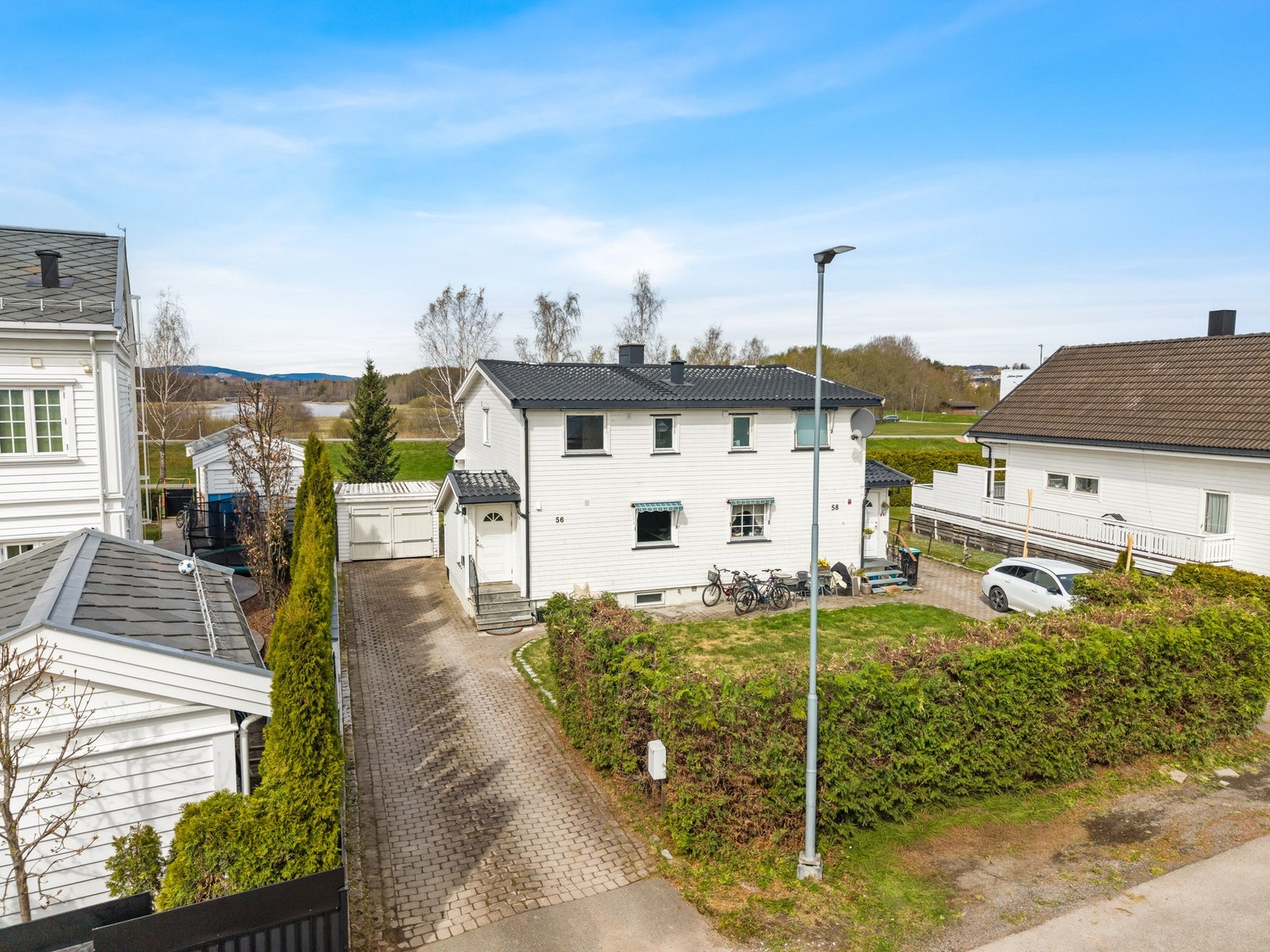 En hyggelig og praktisk halvpart av en vertikaldelt tomannsbolig, beliggende i et rolig og populært boligområde på Volla. Galleribilde