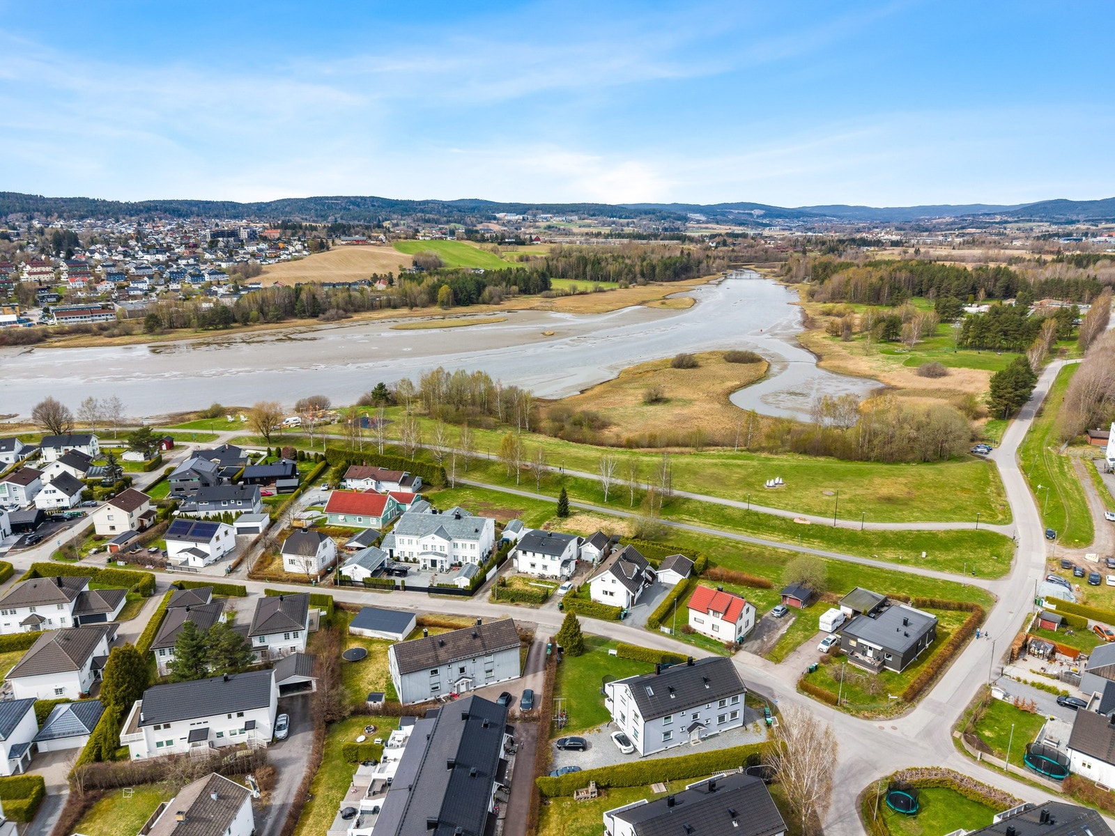 Elvegata 56 har en svært attraktiv og sentral beliggenhet i et rolig og veletablert boligområde i på Volla i utkanten av Lillestrøm sentrum. Galleribilde