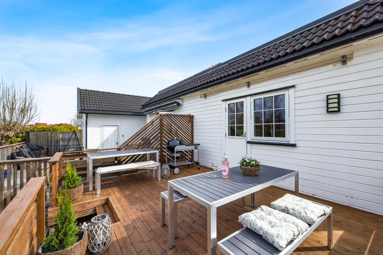 Her er det god plass til både sittegruppe og spisebord, perfekt for alt fra rolige morgenstunder til hyggelige sommerkvelder med gjester. Galleribilde